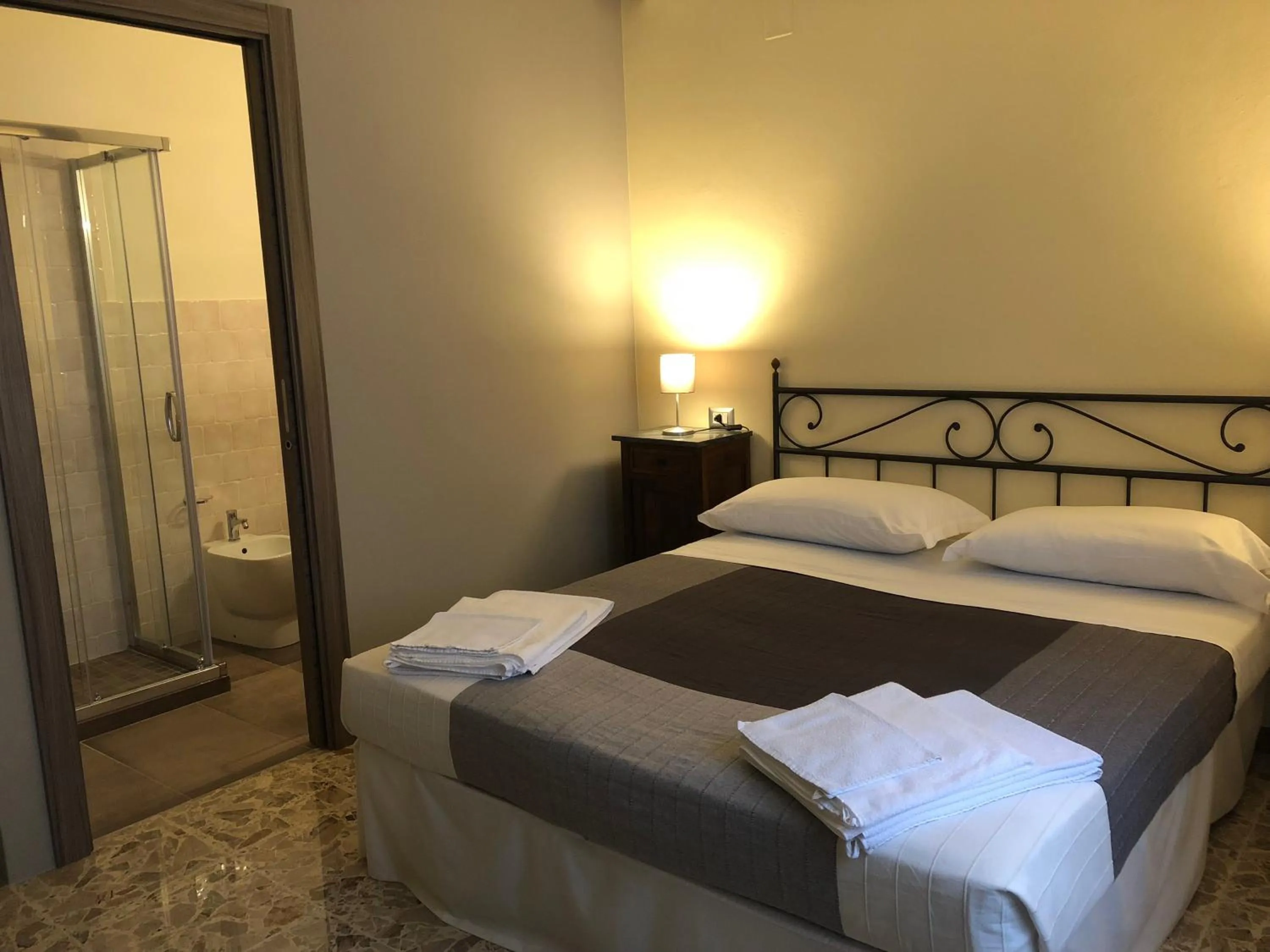 Shower, Bed in Relais B&B Corte Dei Turchi