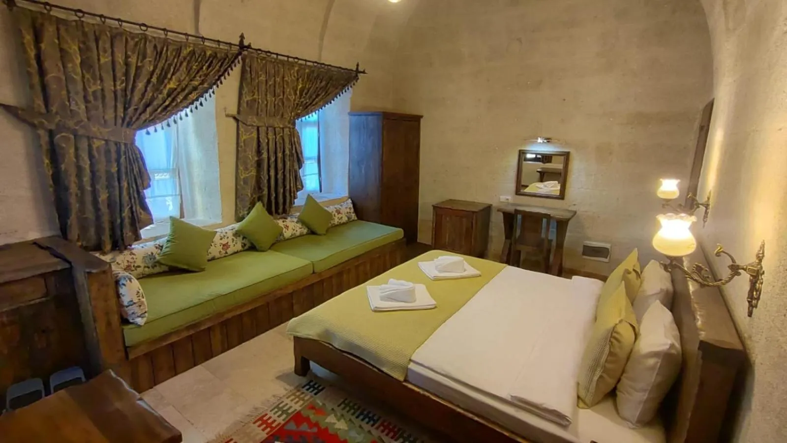 Photo of the whole room, Bed in ARMEsos Cave Hotel