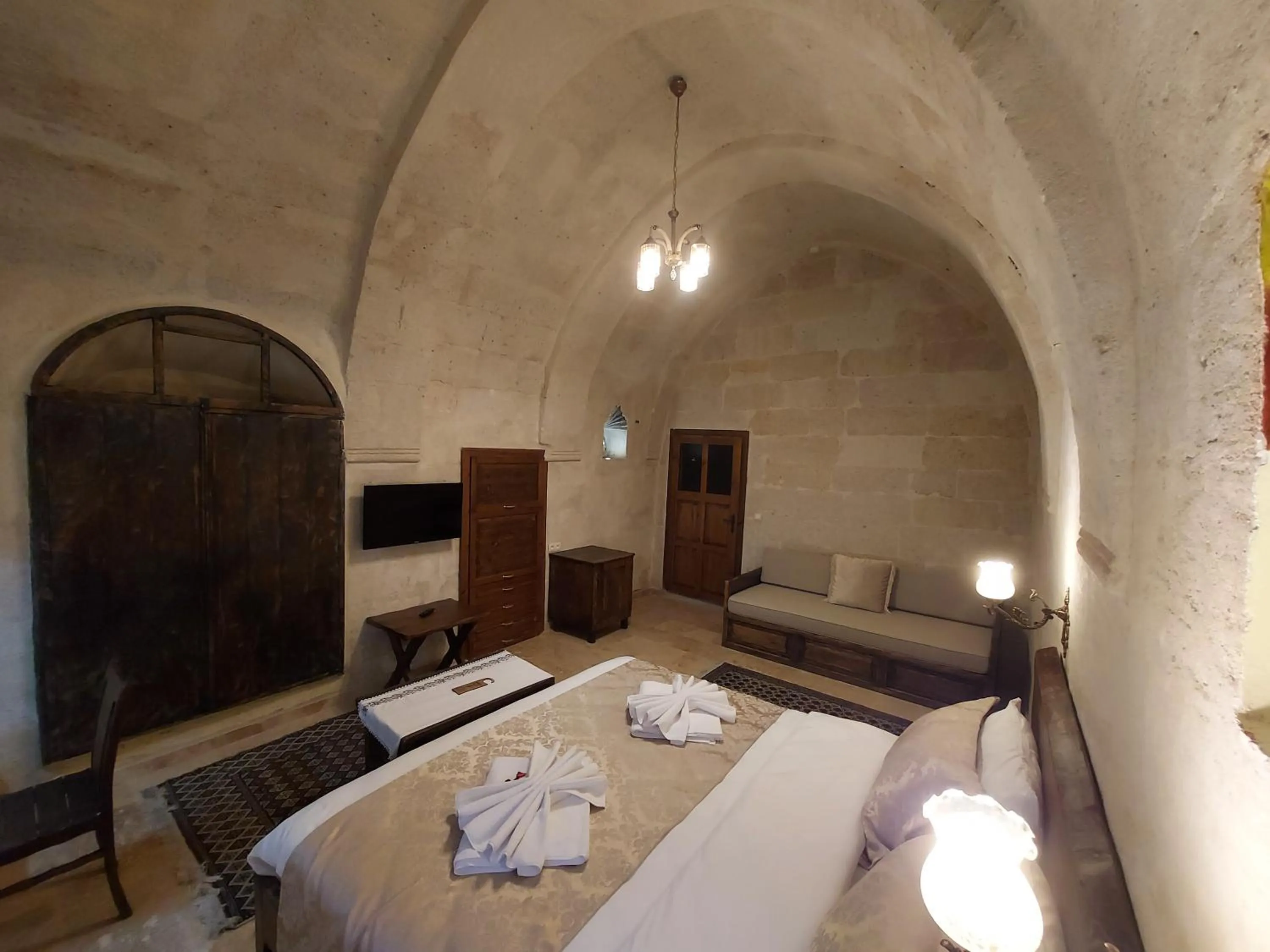 Photo of the whole room, Bed in ARMEsos Cave Hotel