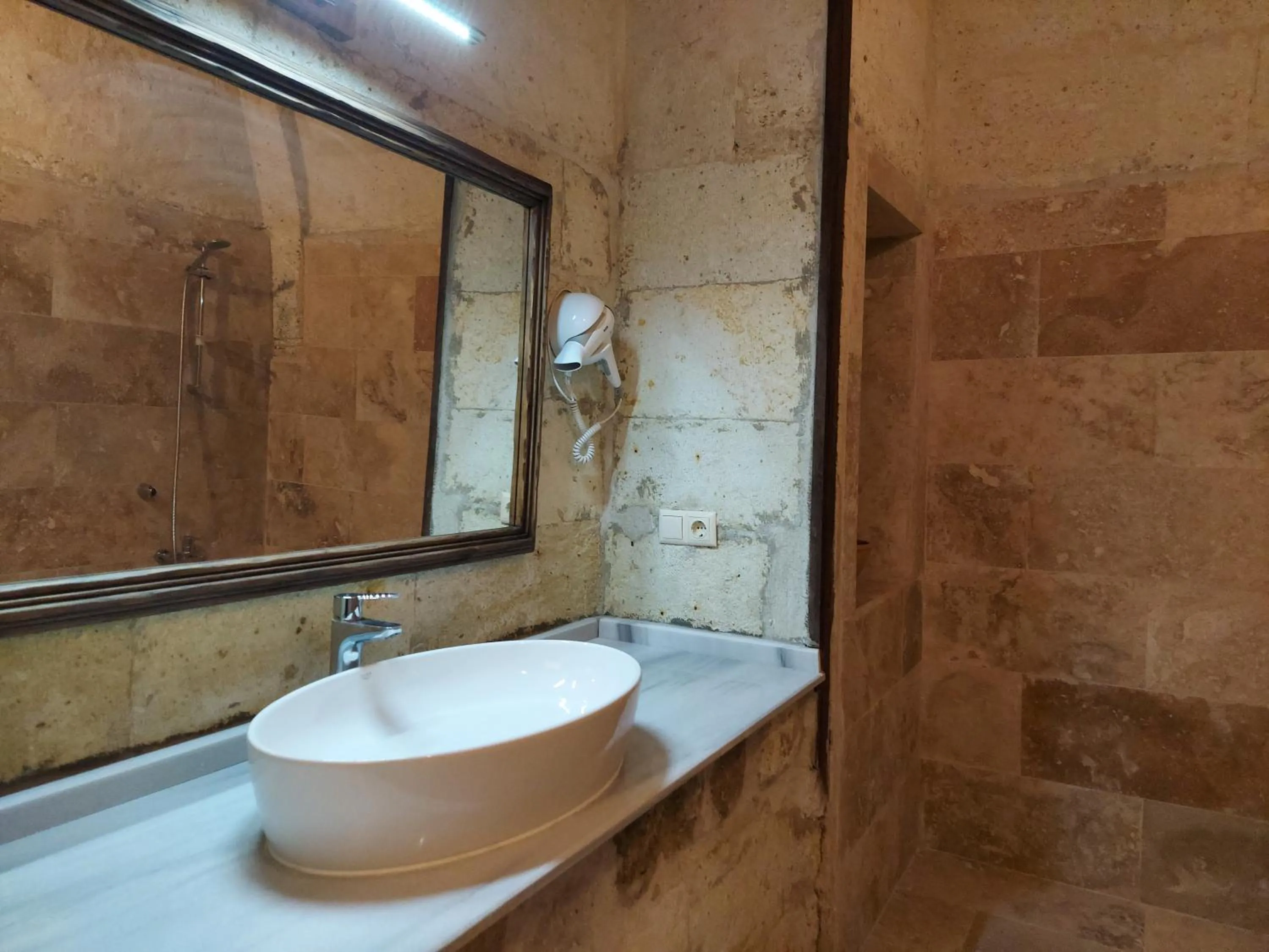 Bathroom in ARMEsos Cave Hotel