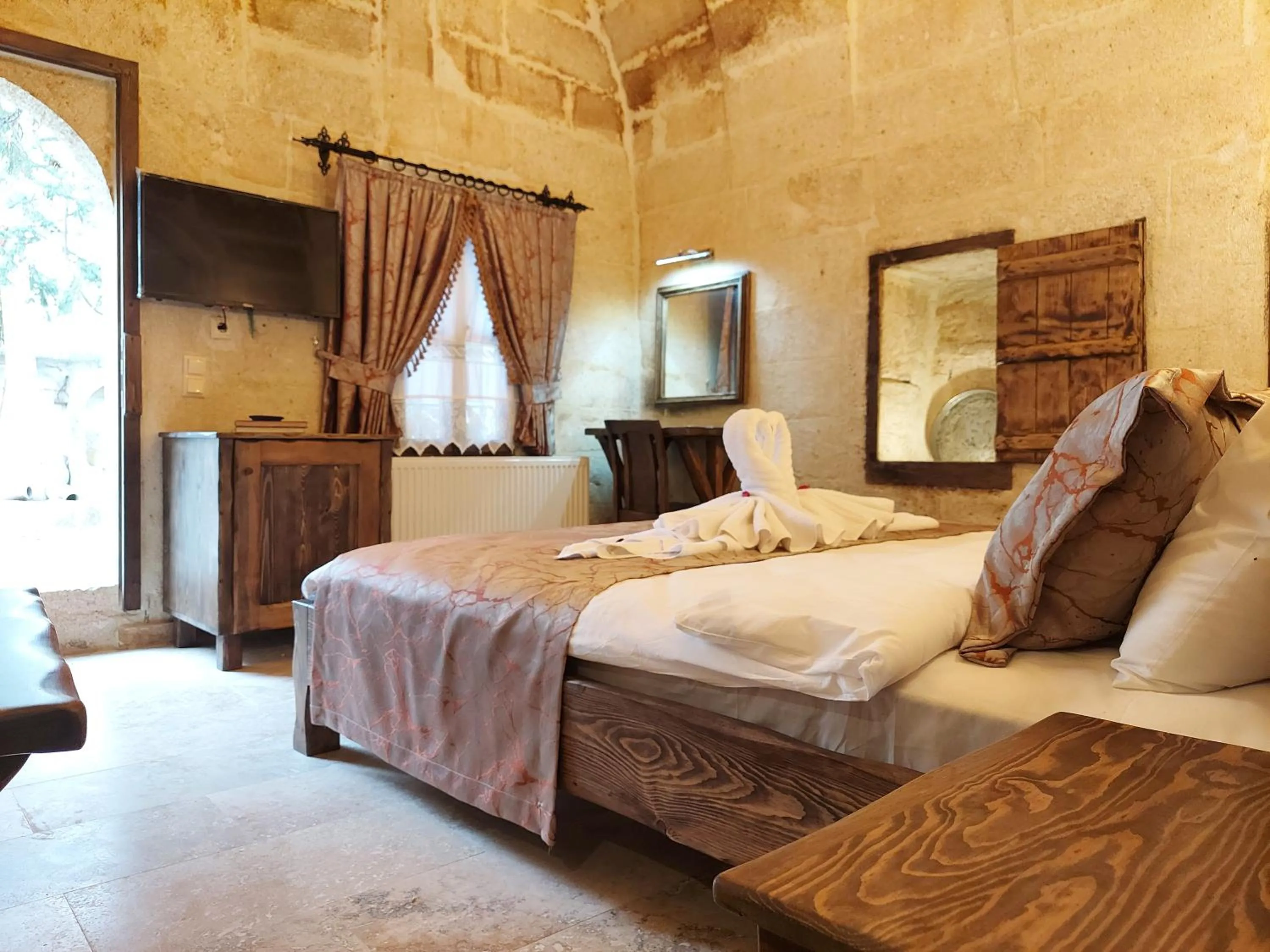 Photo of the whole room, Bed in ARMEsos Cave Hotel
