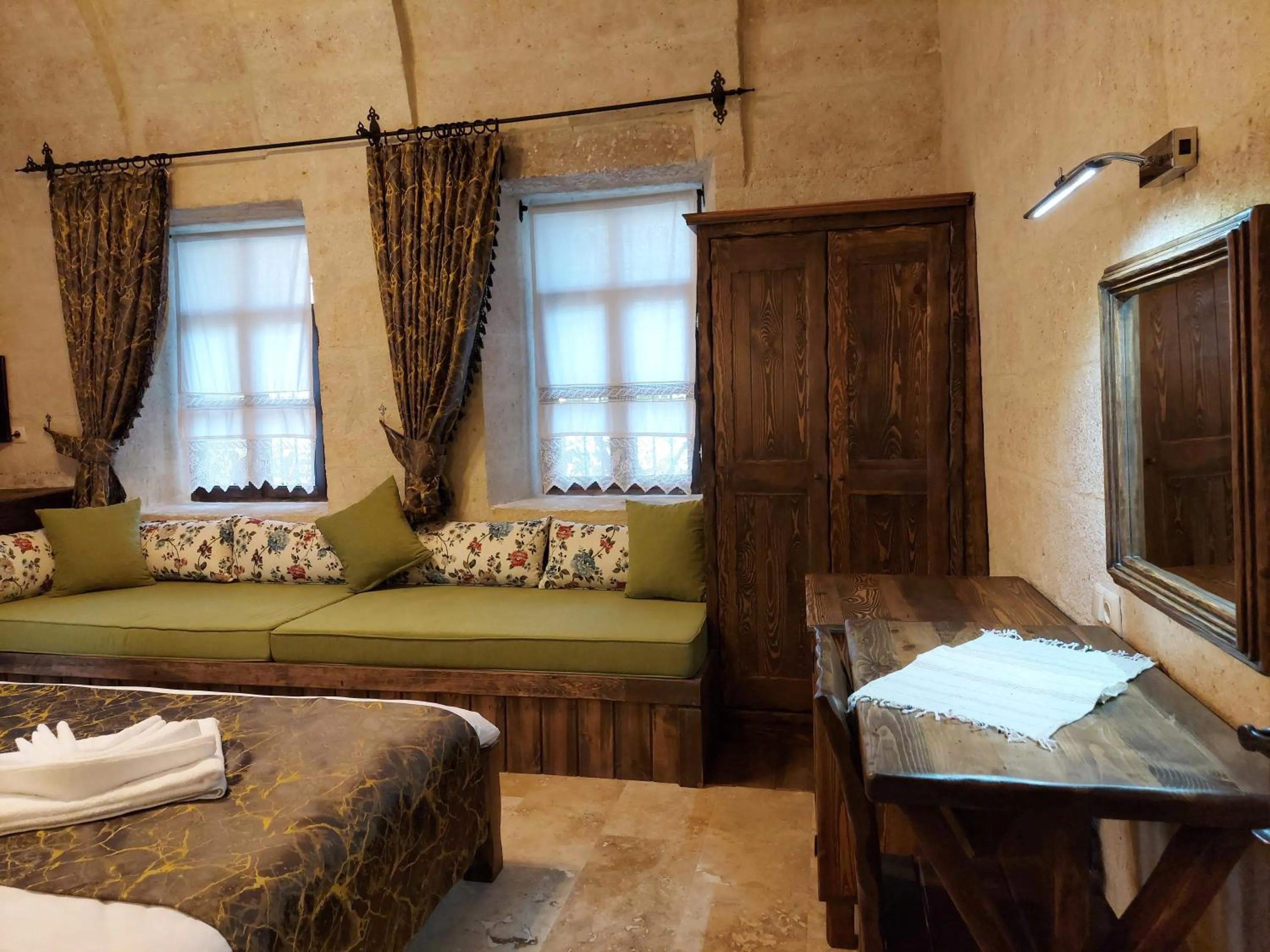 Seating area, Bed in ARMEsos Cave Hotel