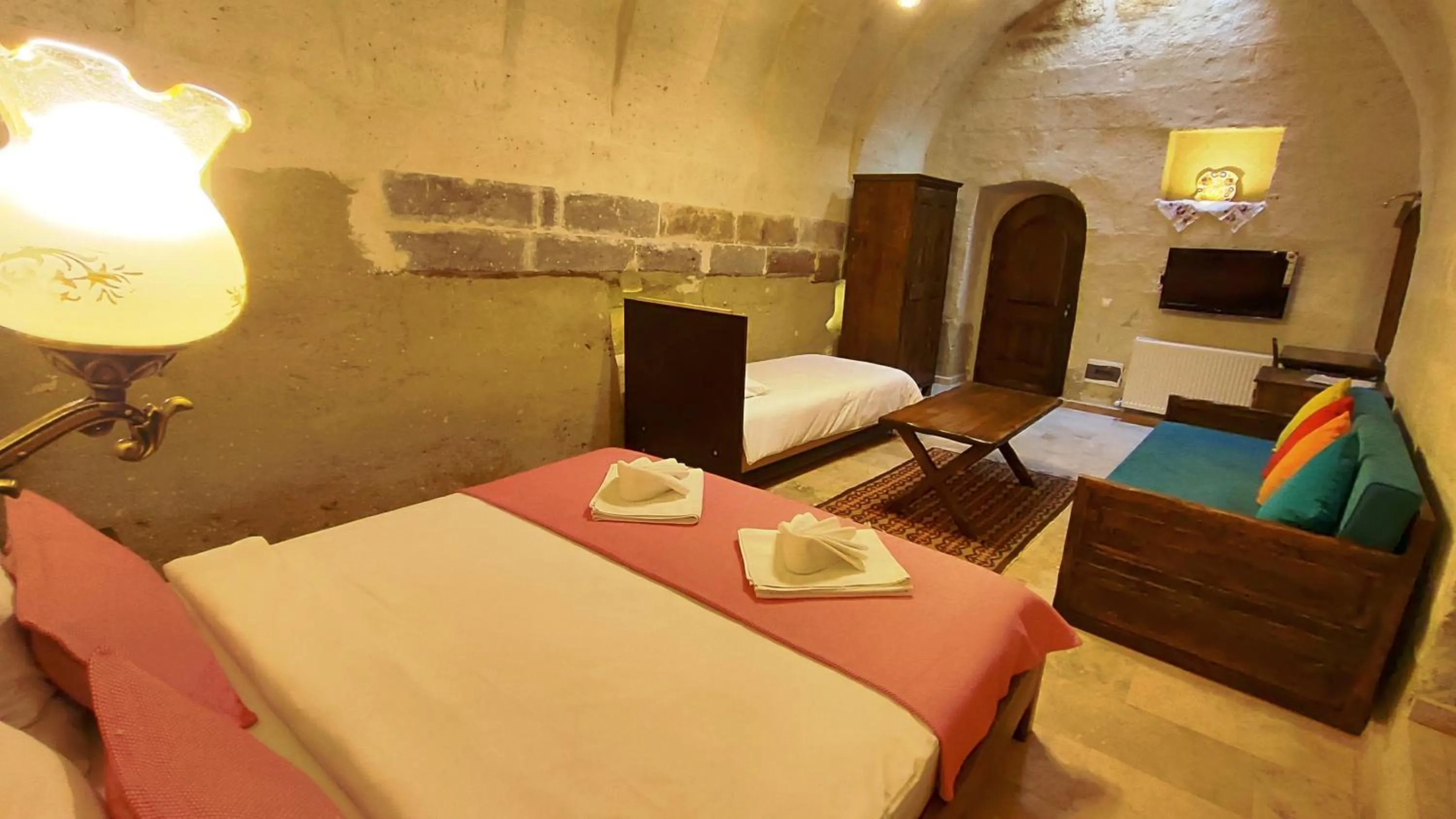 Photo of the whole room, Bed in ARMEsos Cave Hotel