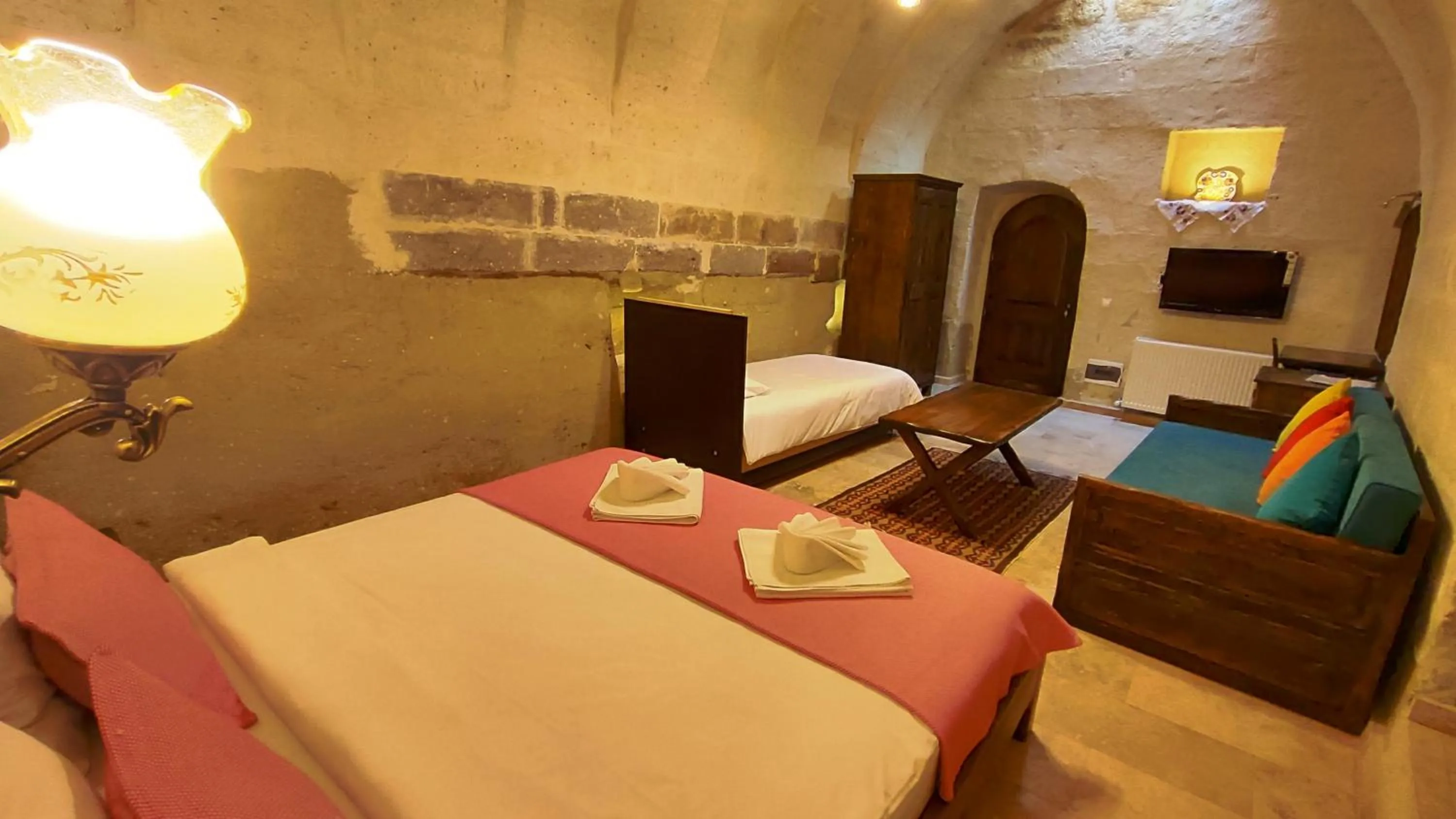 Photo of the whole room, Bed in ARMEsos Cave Hotel