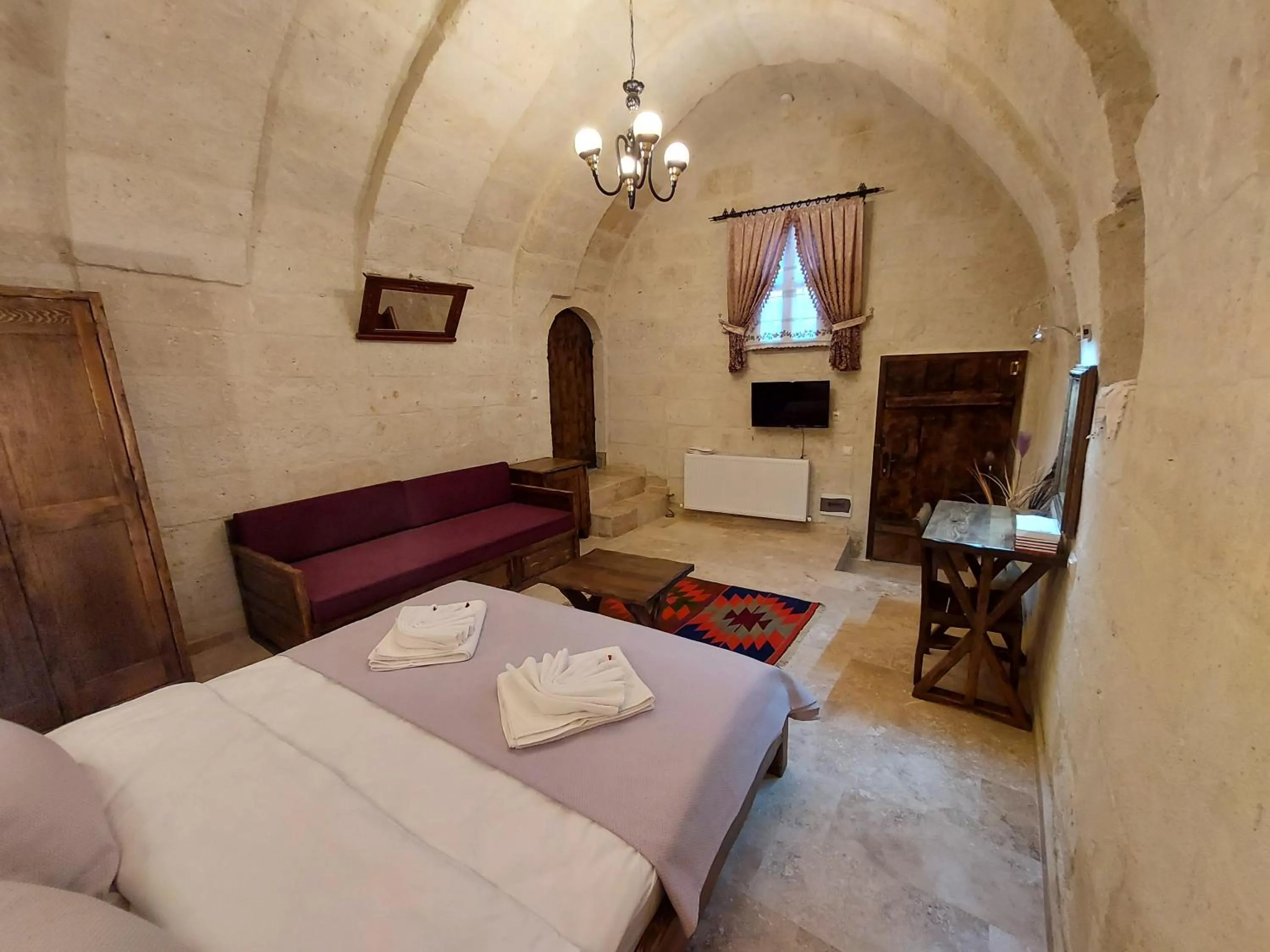 Photo of the whole room, Bed in ARMEsos Cave Hotel