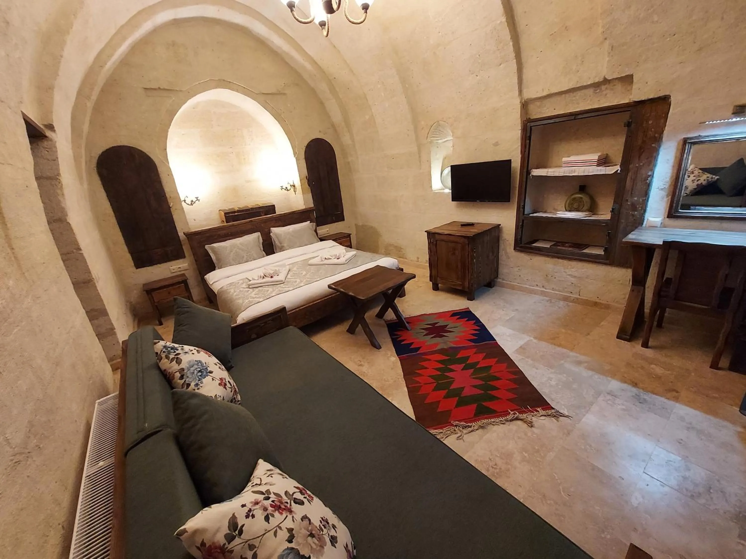 Photo of the whole room, Bed in ARMEsos Cave Hotel