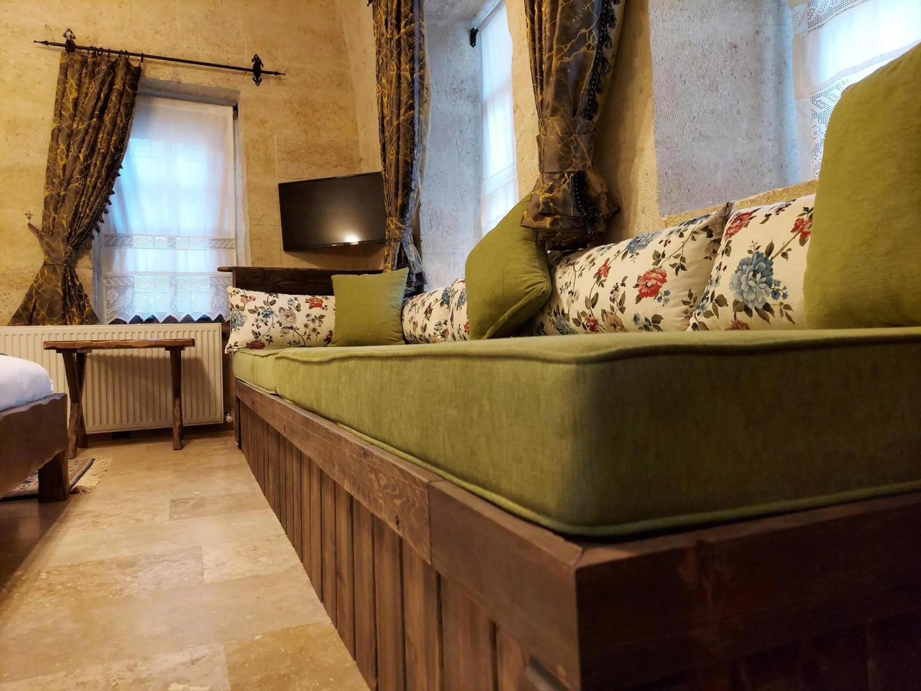 Seating area, Bed in ARMEsos Cave Hotel