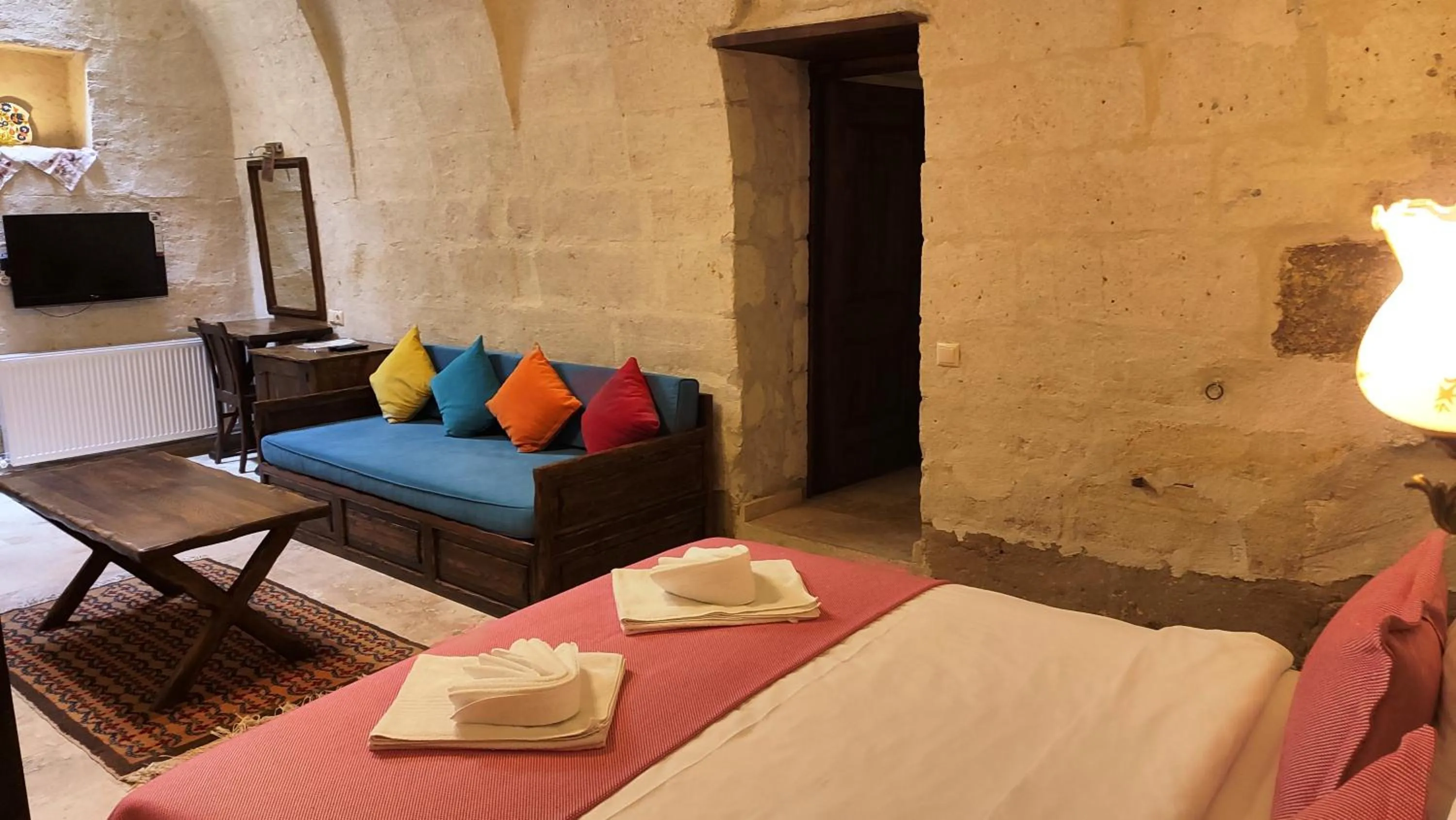 Seating area, Bed in ARMEsos Cave Hotel