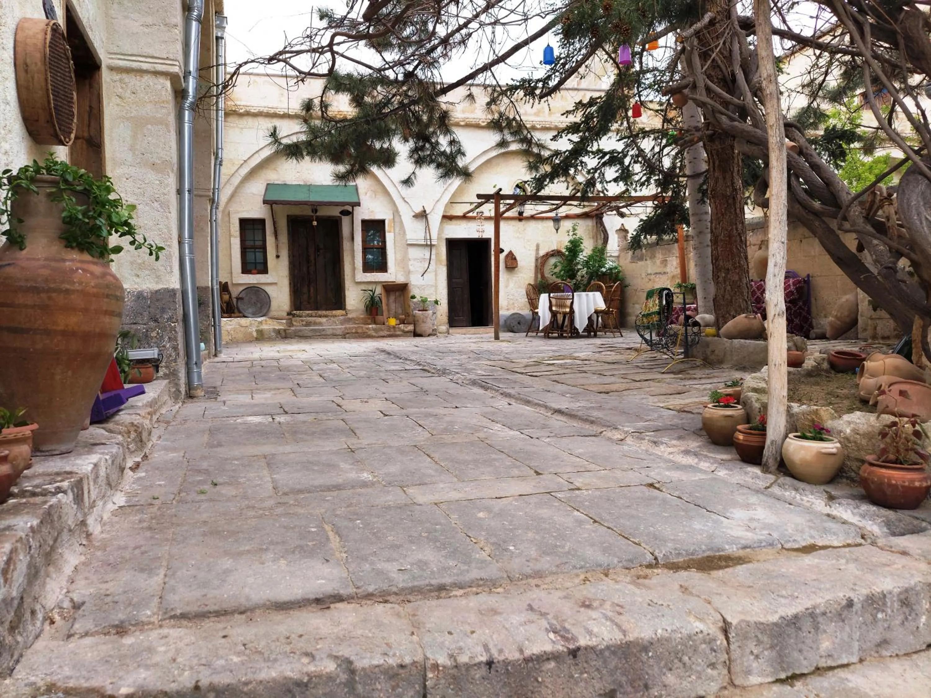 Patio in ARMEsos Cave Hotel