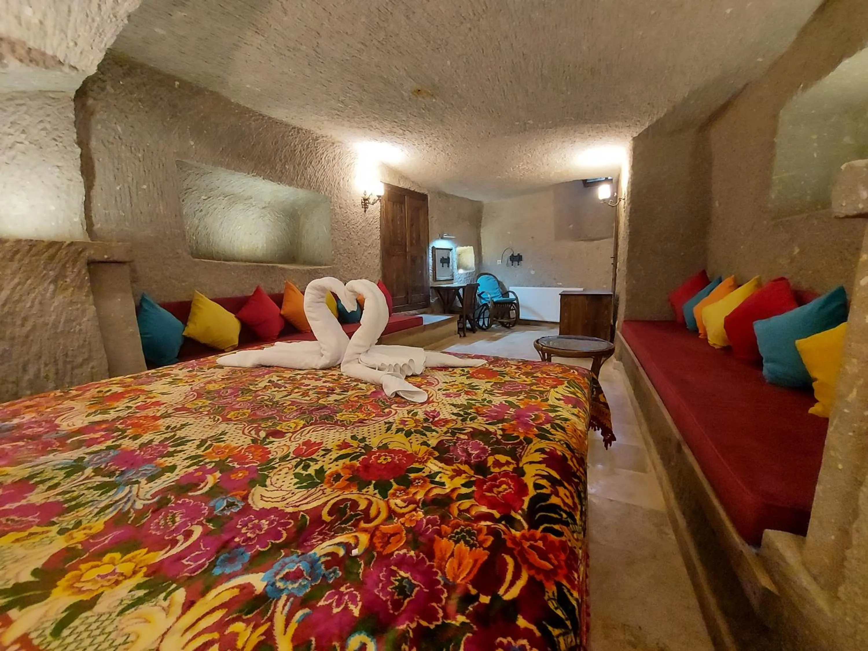 Photo of the whole room, Bed in ARMEsos Cave Hotel