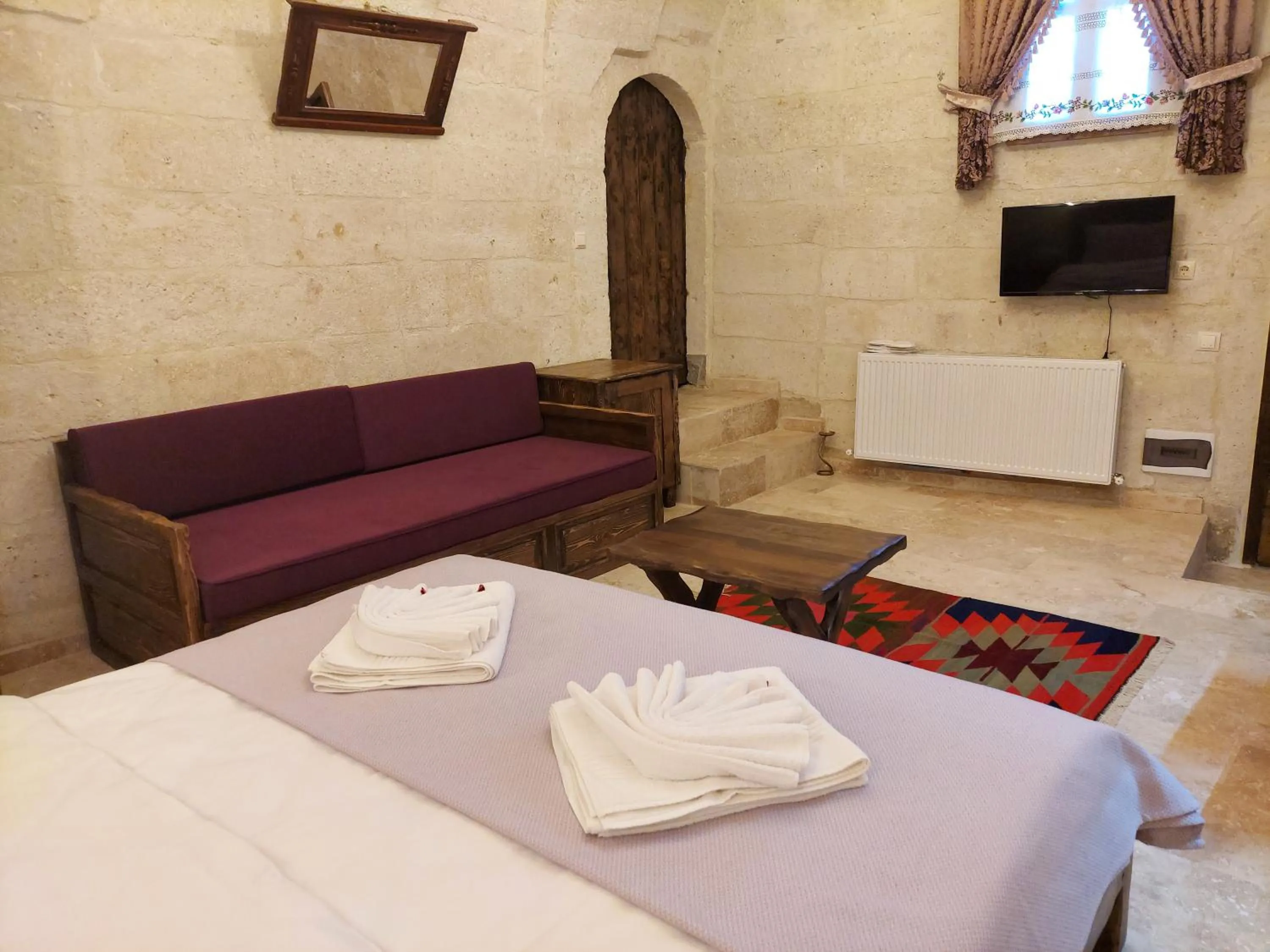 Seating area, Bed in ARMEsos Cave Hotel