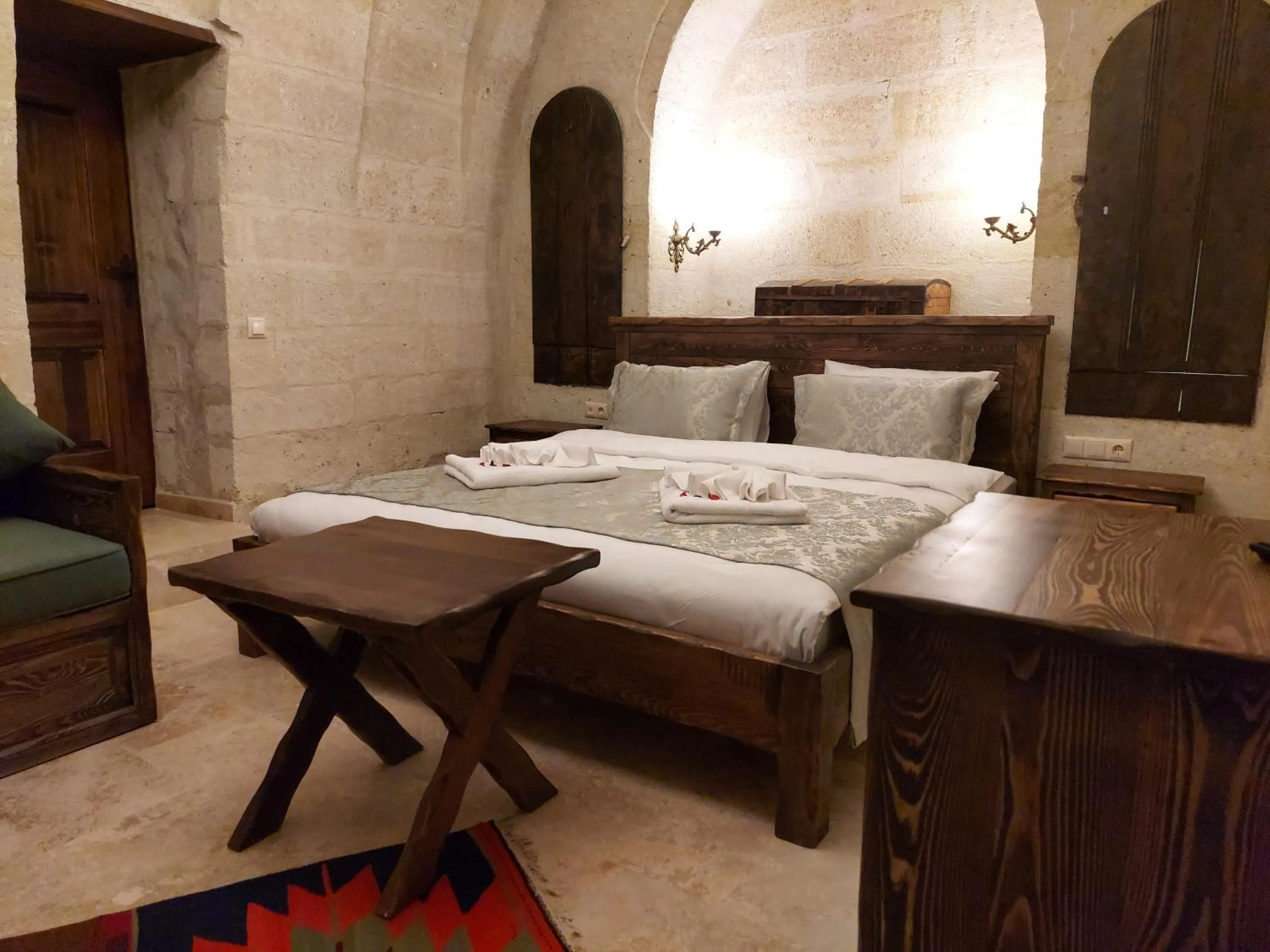 Bed in ARMEsos Cave Hotel