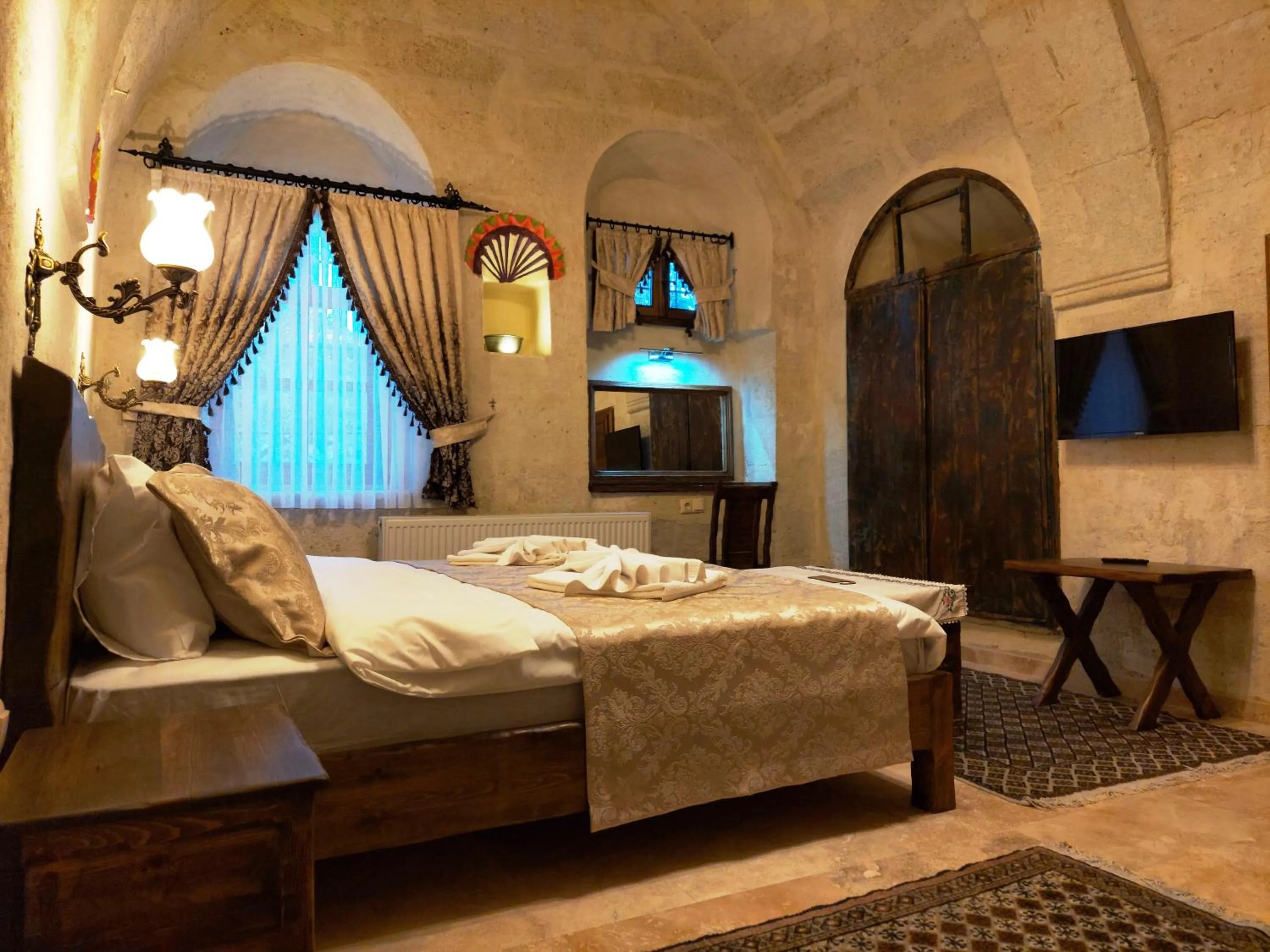 Photo of the whole room, Bed in ARMEsos Cave Hotel