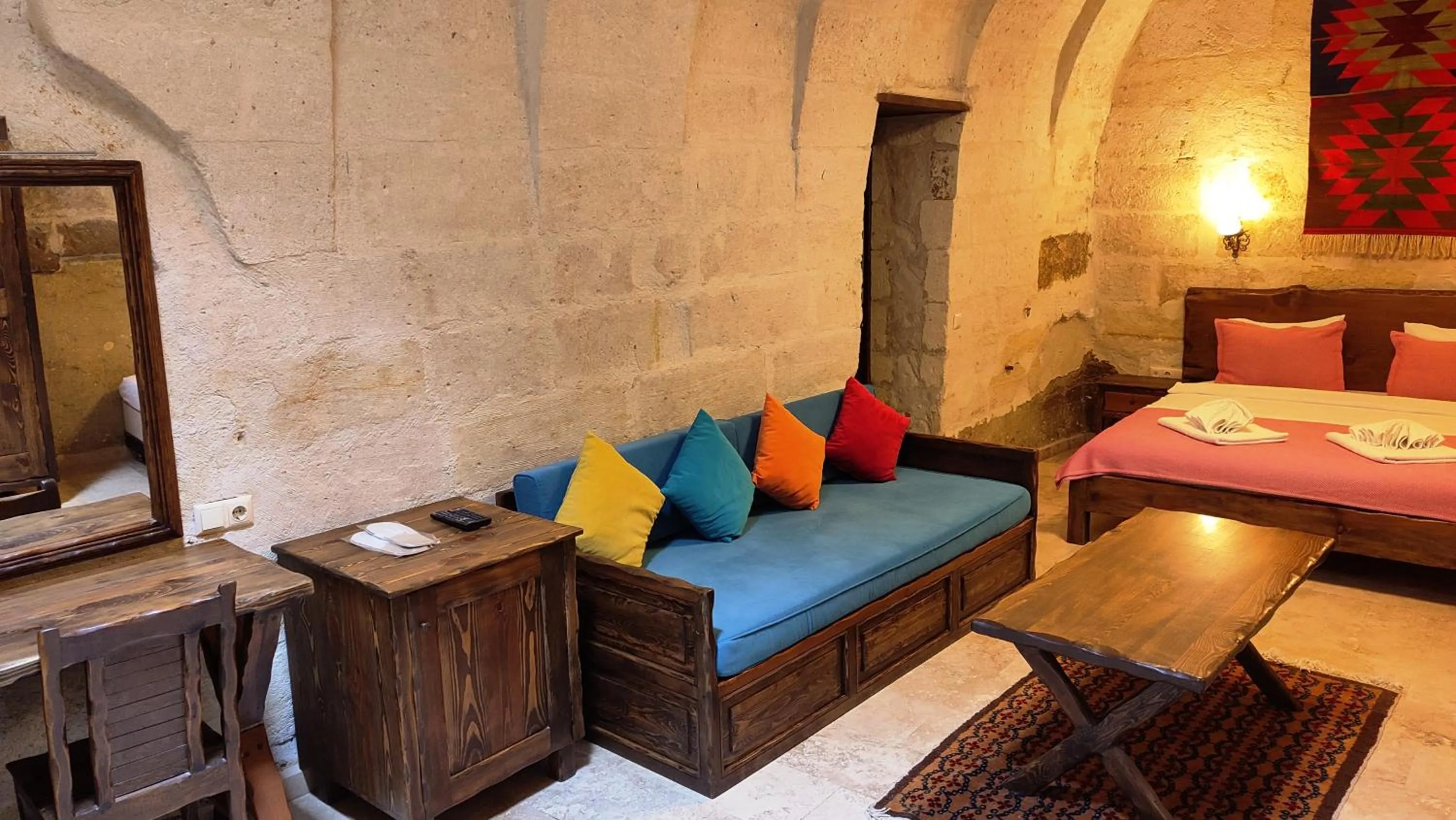 Seating area, Bed in ARMEsos Cave Hotel
