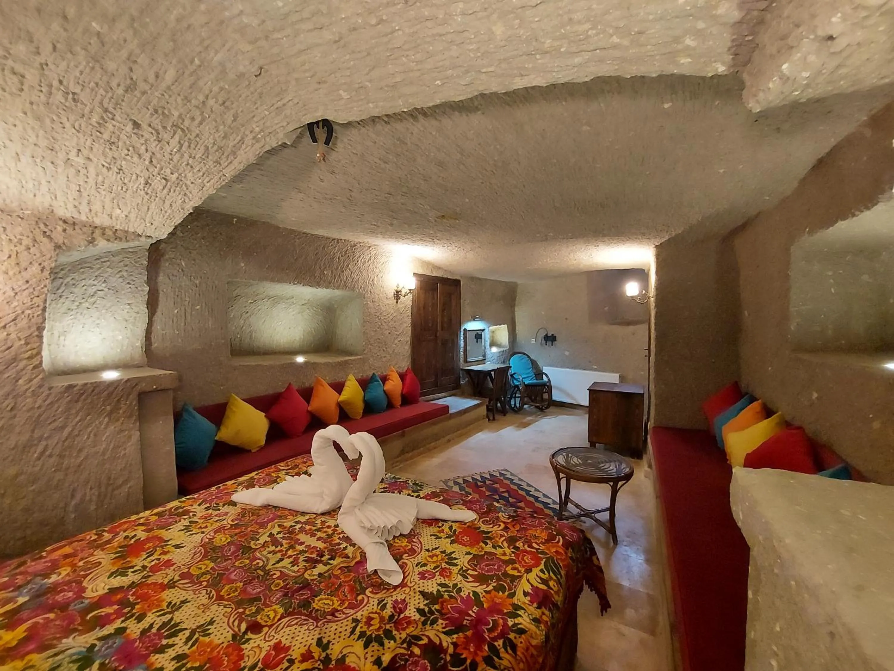Seating area, Bed in ARMEsos Cave Hotel