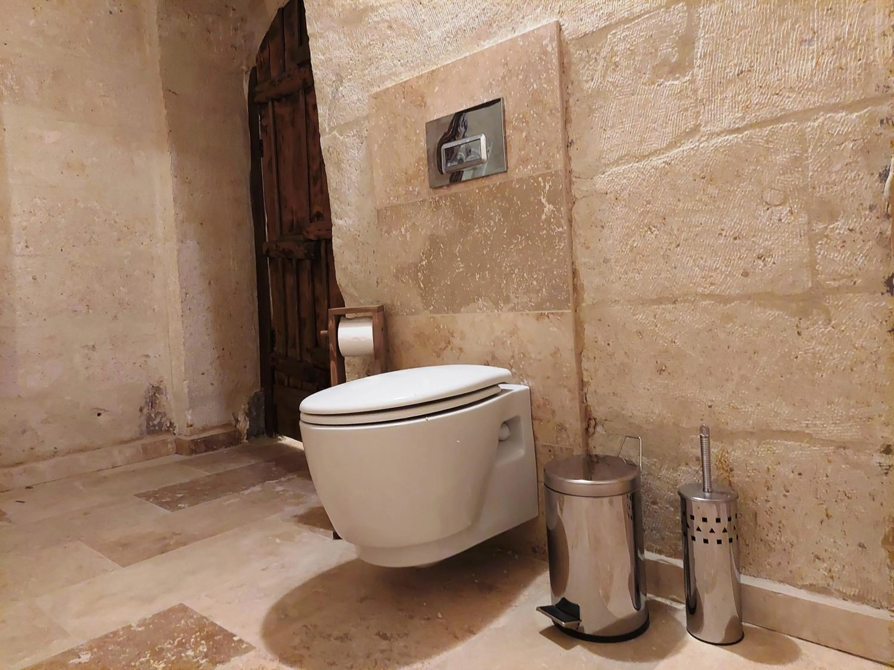 Bathroom in ARMEsos Cave Hotel