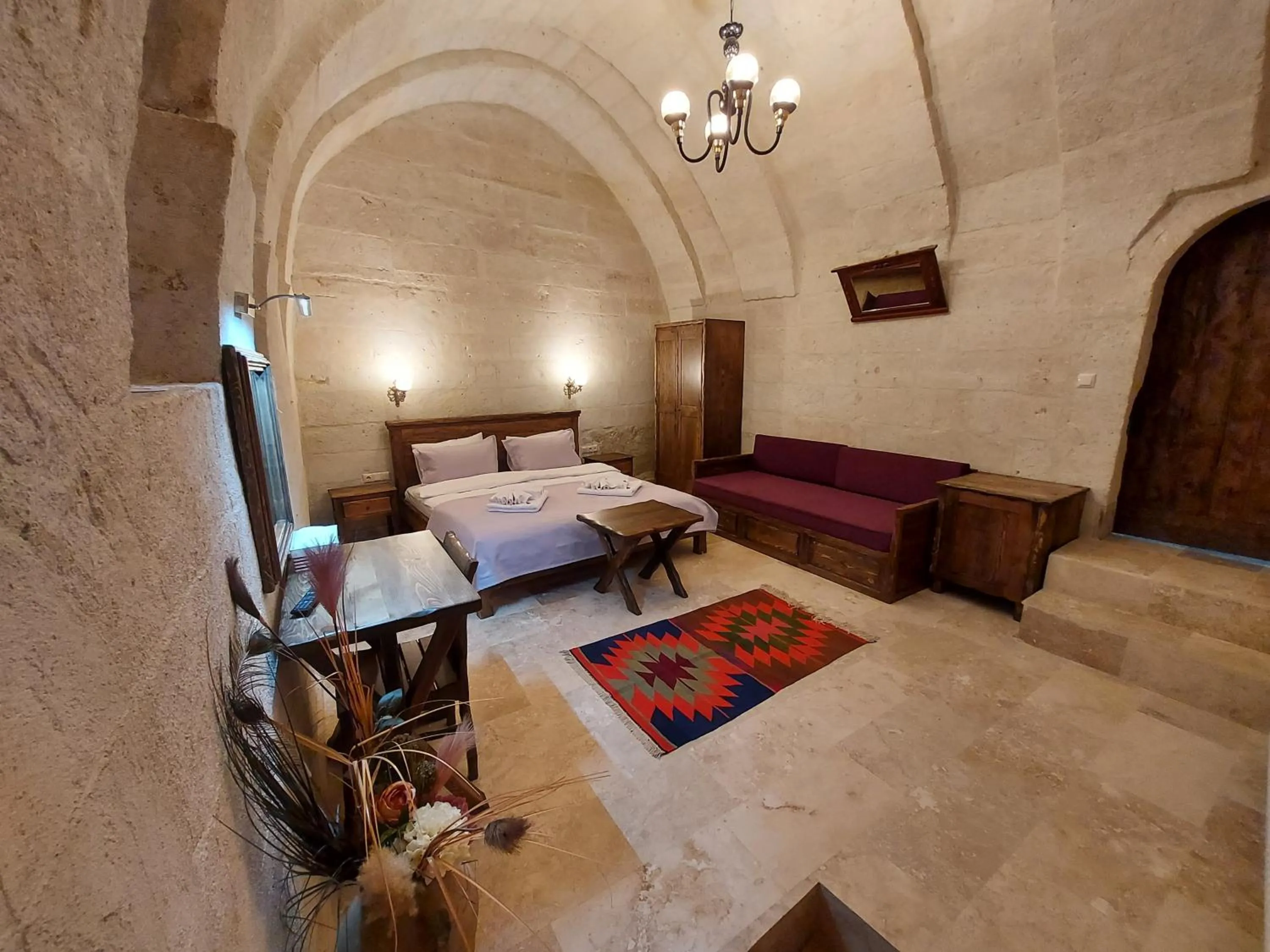 Photo of the whole room, Bed in ARMEsos Cave Hotel