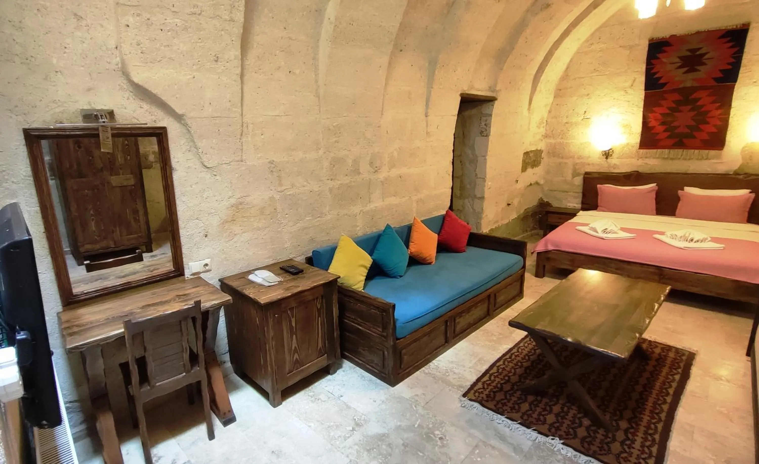 Seating area, Bed in ARMEsos Cave Hotel