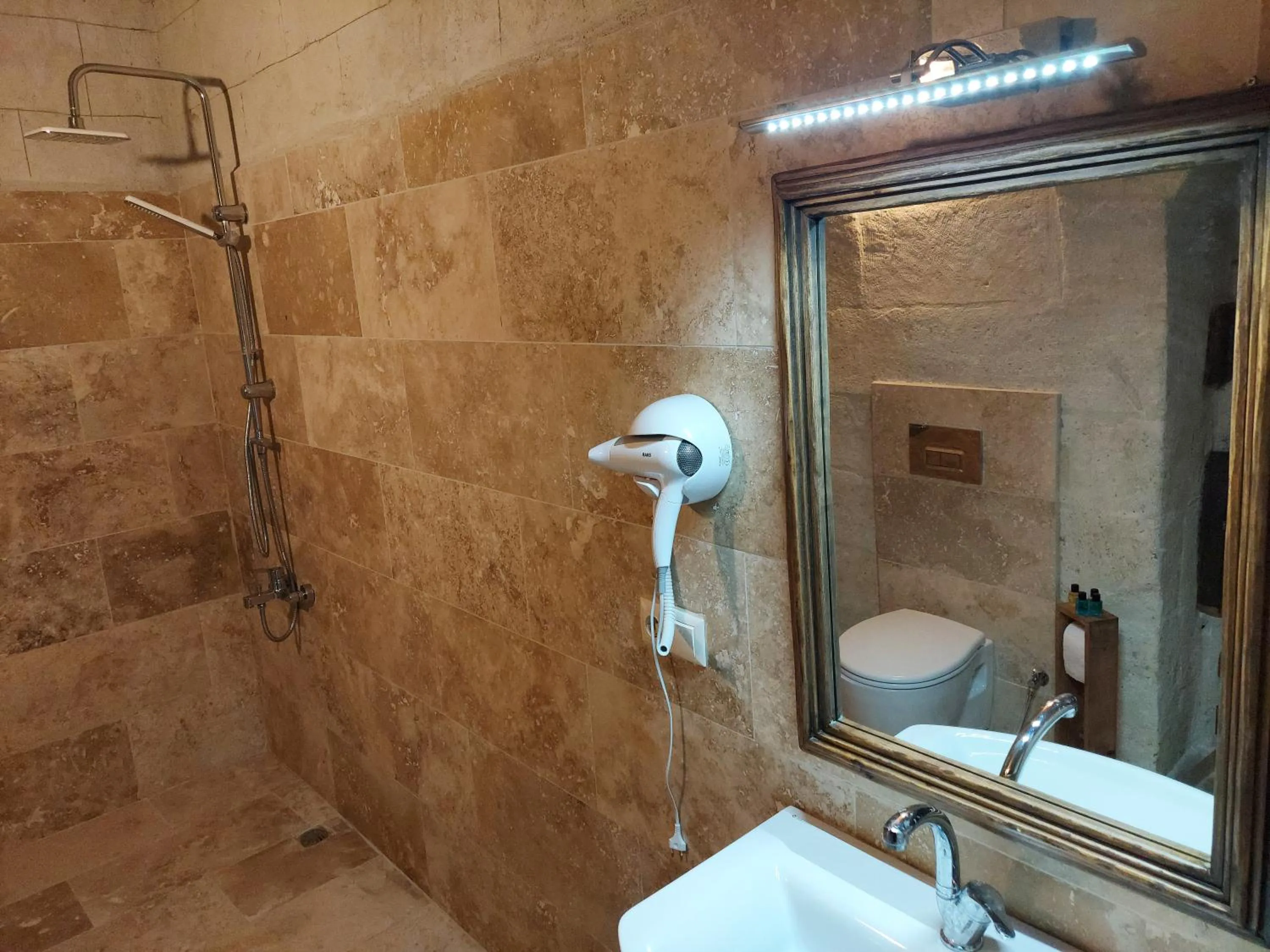 Bathroom in ARMEsos Cave Hotel