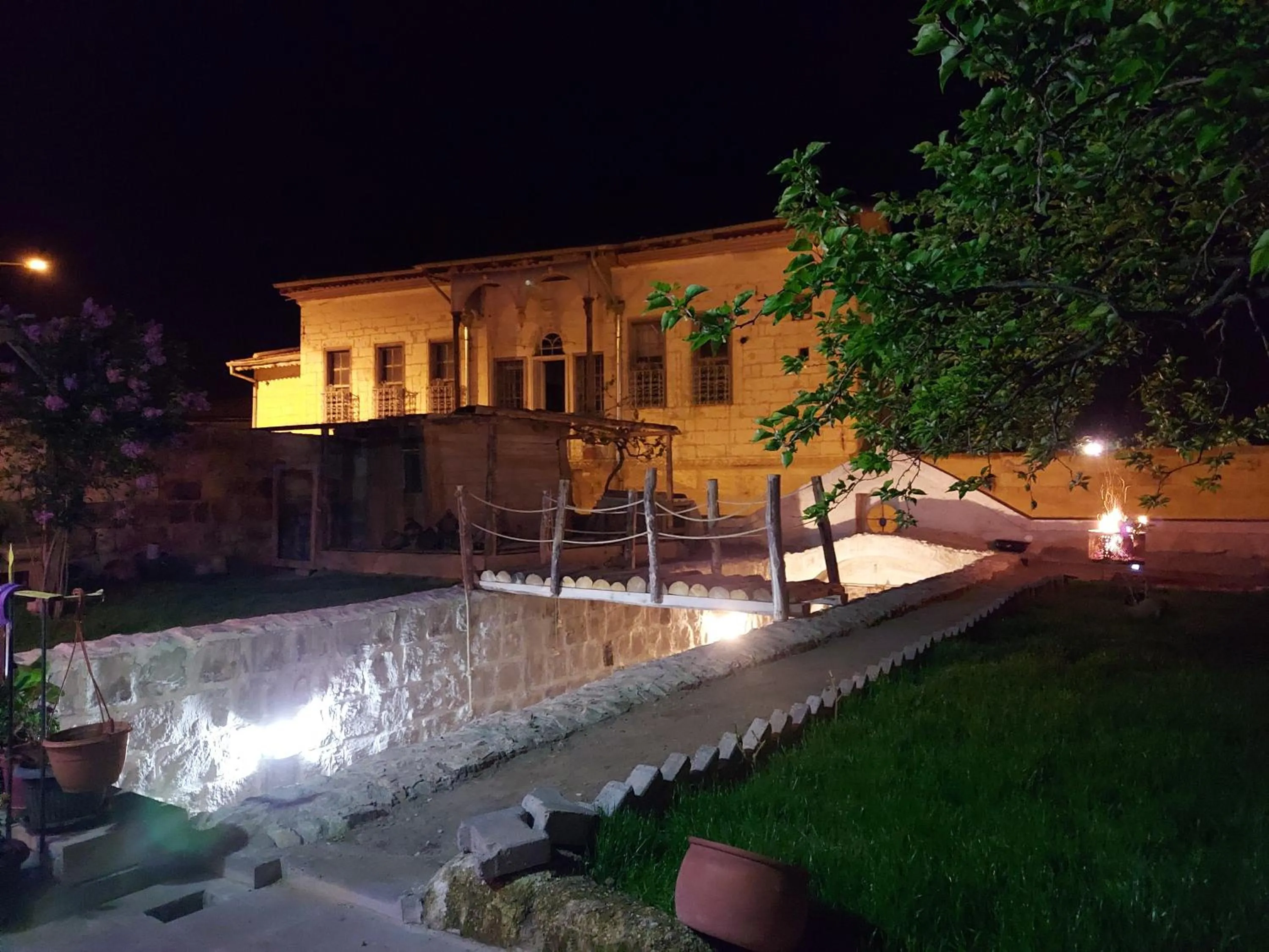 Garden in ARMEsos Cave Hotel