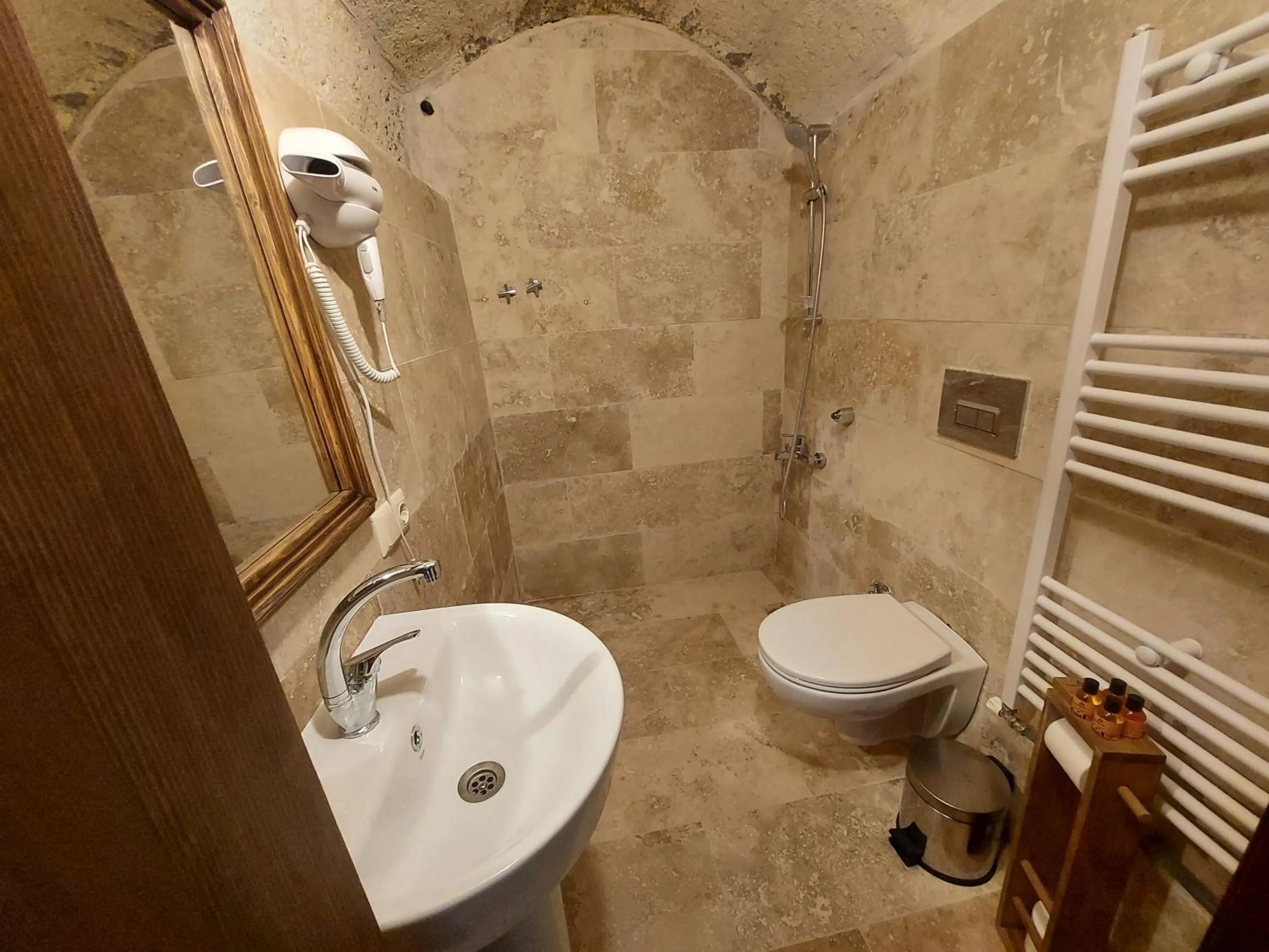 Toilet in ARMEsos Cave Hotel