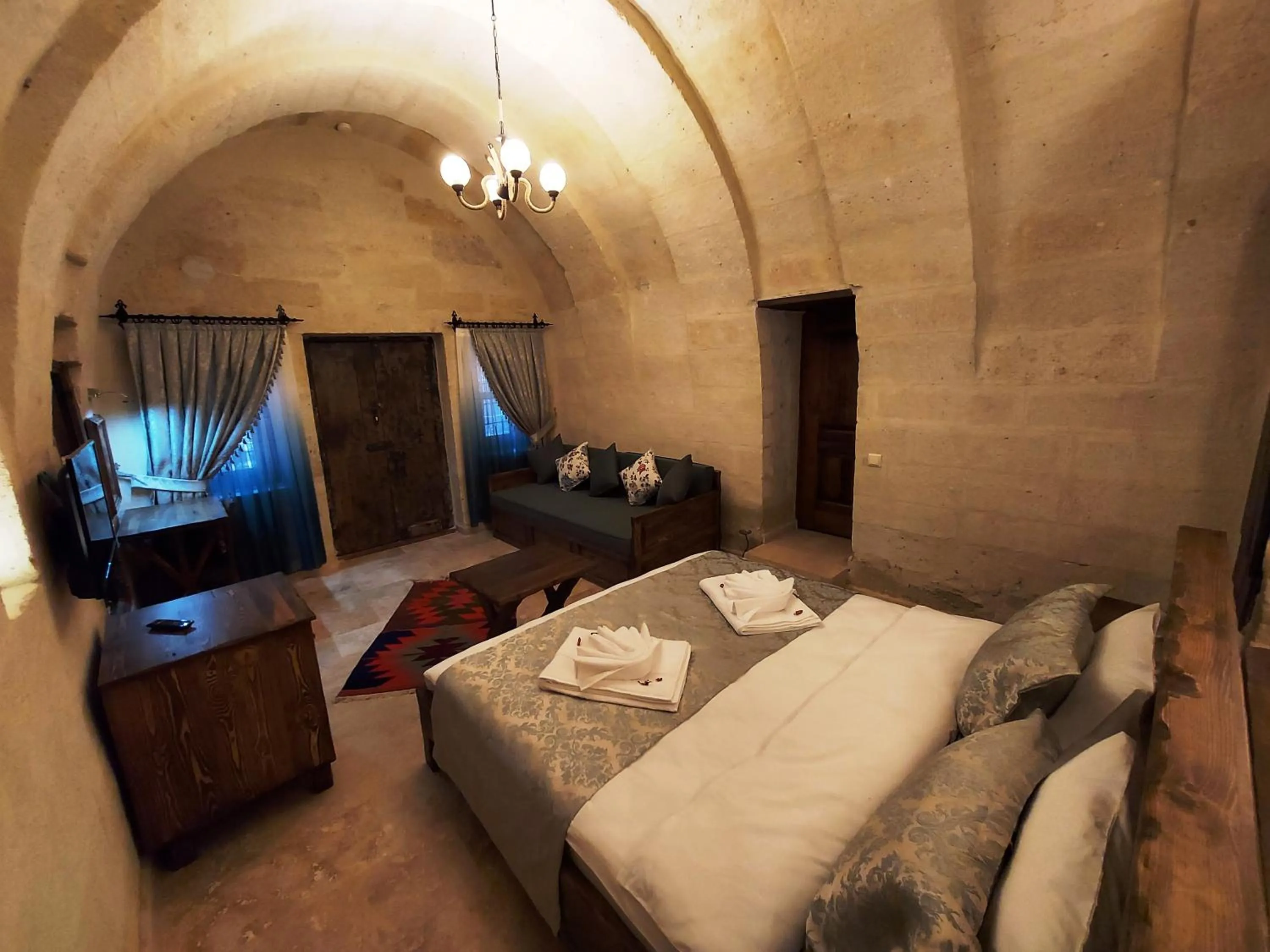 Photo of the whole room, Bed in ARMEsos Cave Hotel