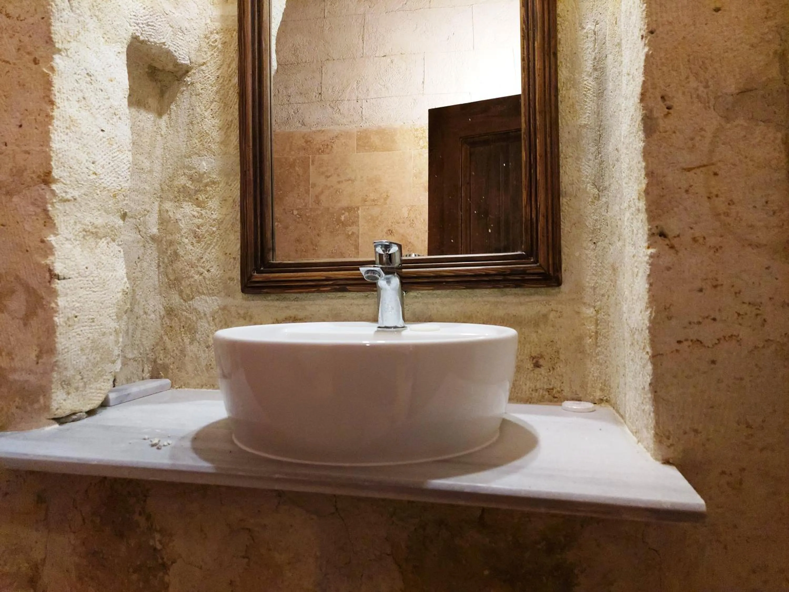 Bathroom in ARMEsos Cave Hotel