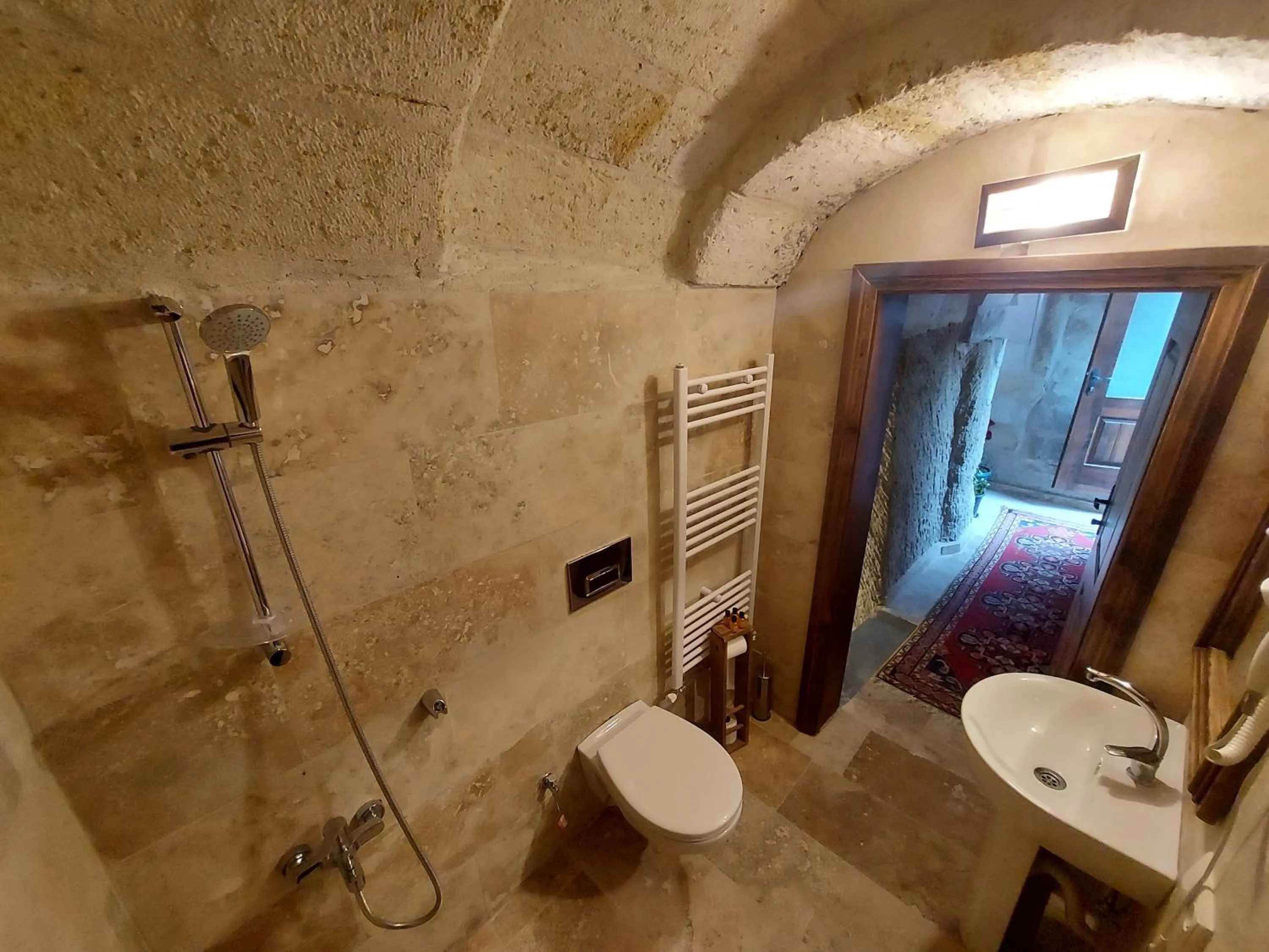 Bathroom in ARMEsos Cave Hotel