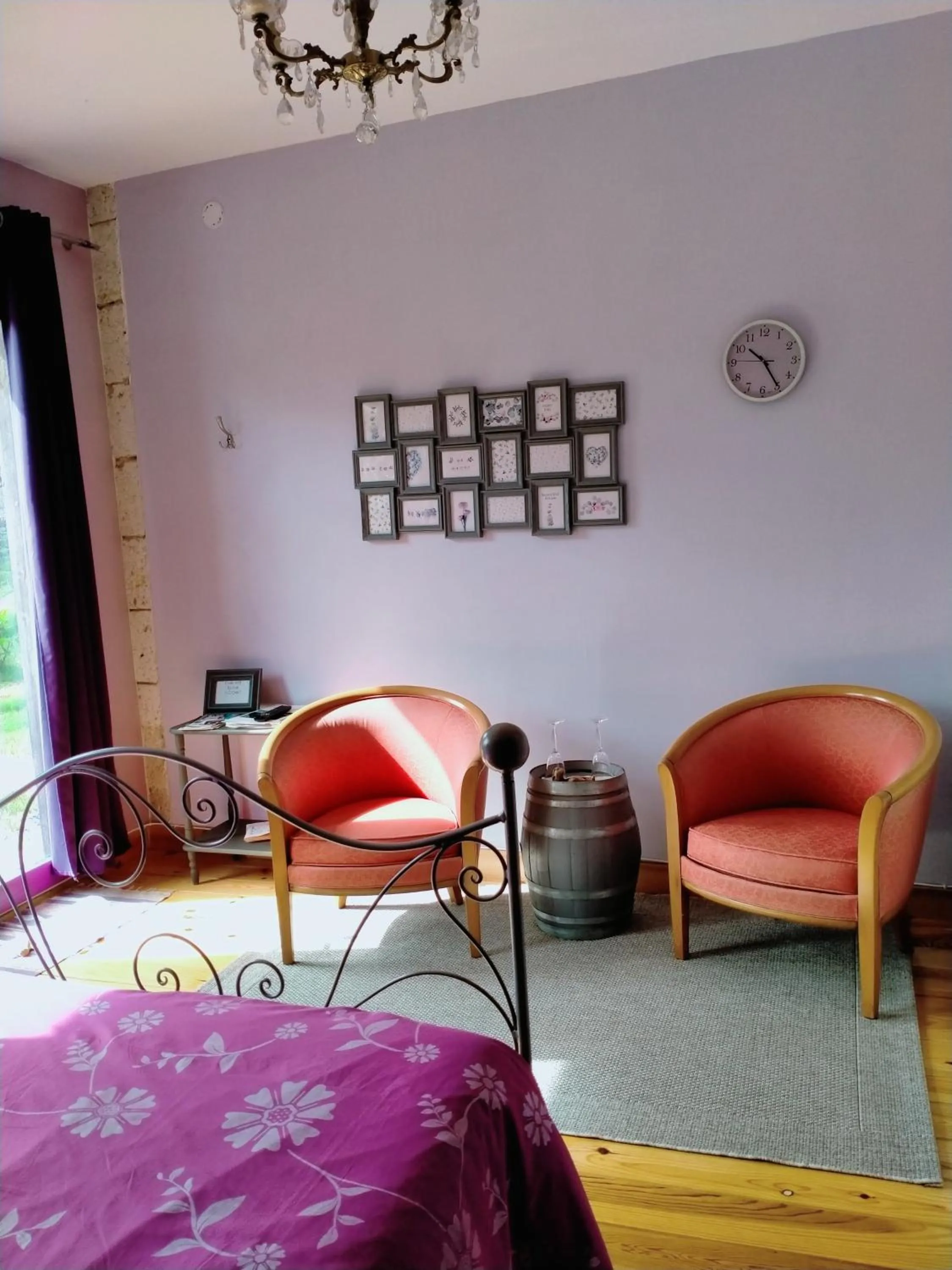 Seating area in La Cadournaise