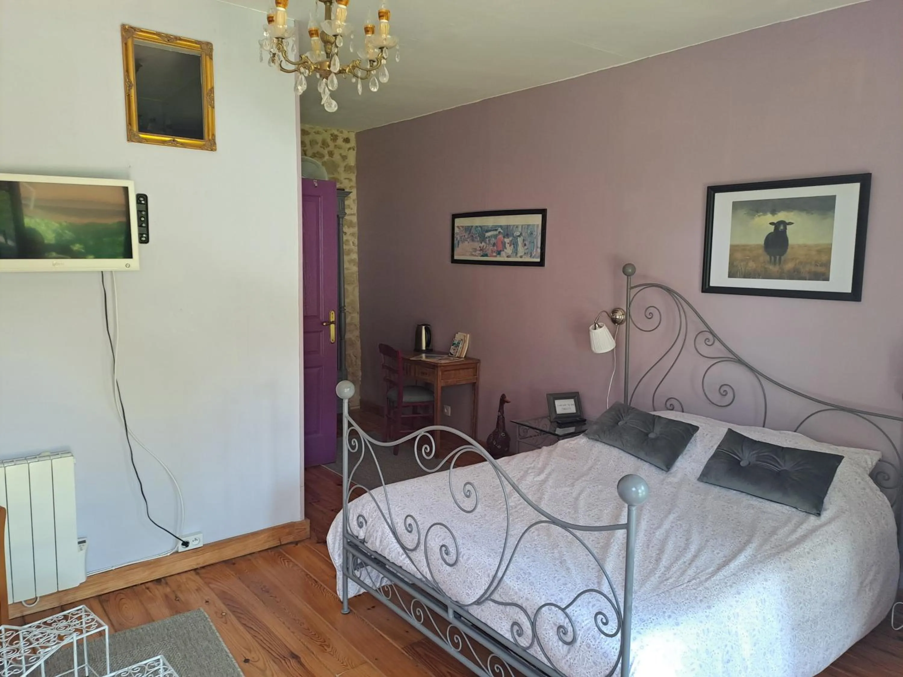 Property building, Bed in La Cadournaise