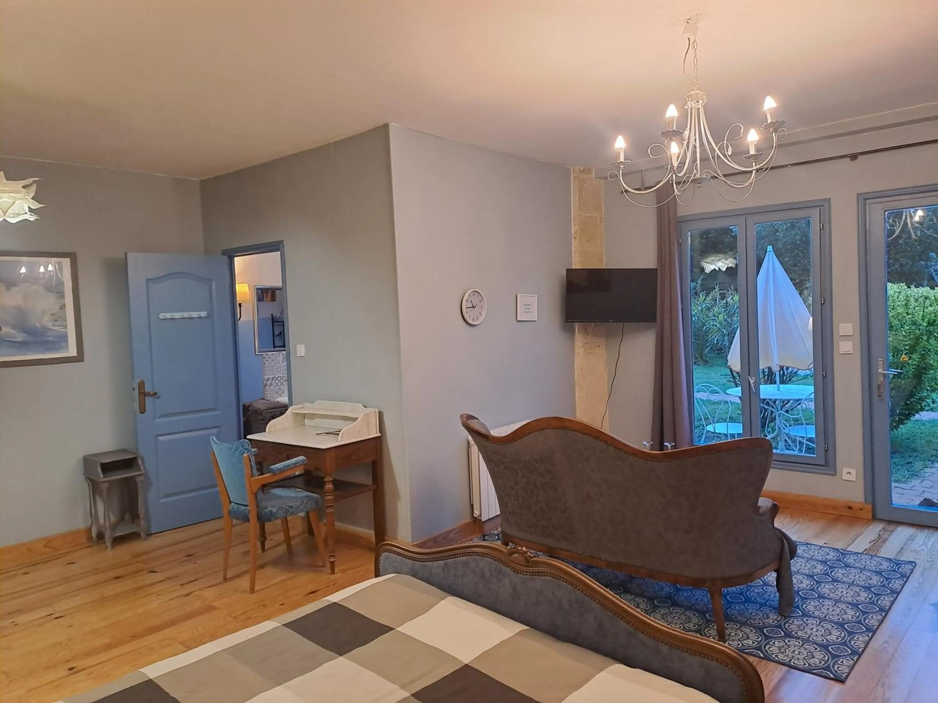 Seating area in La Cadournaise