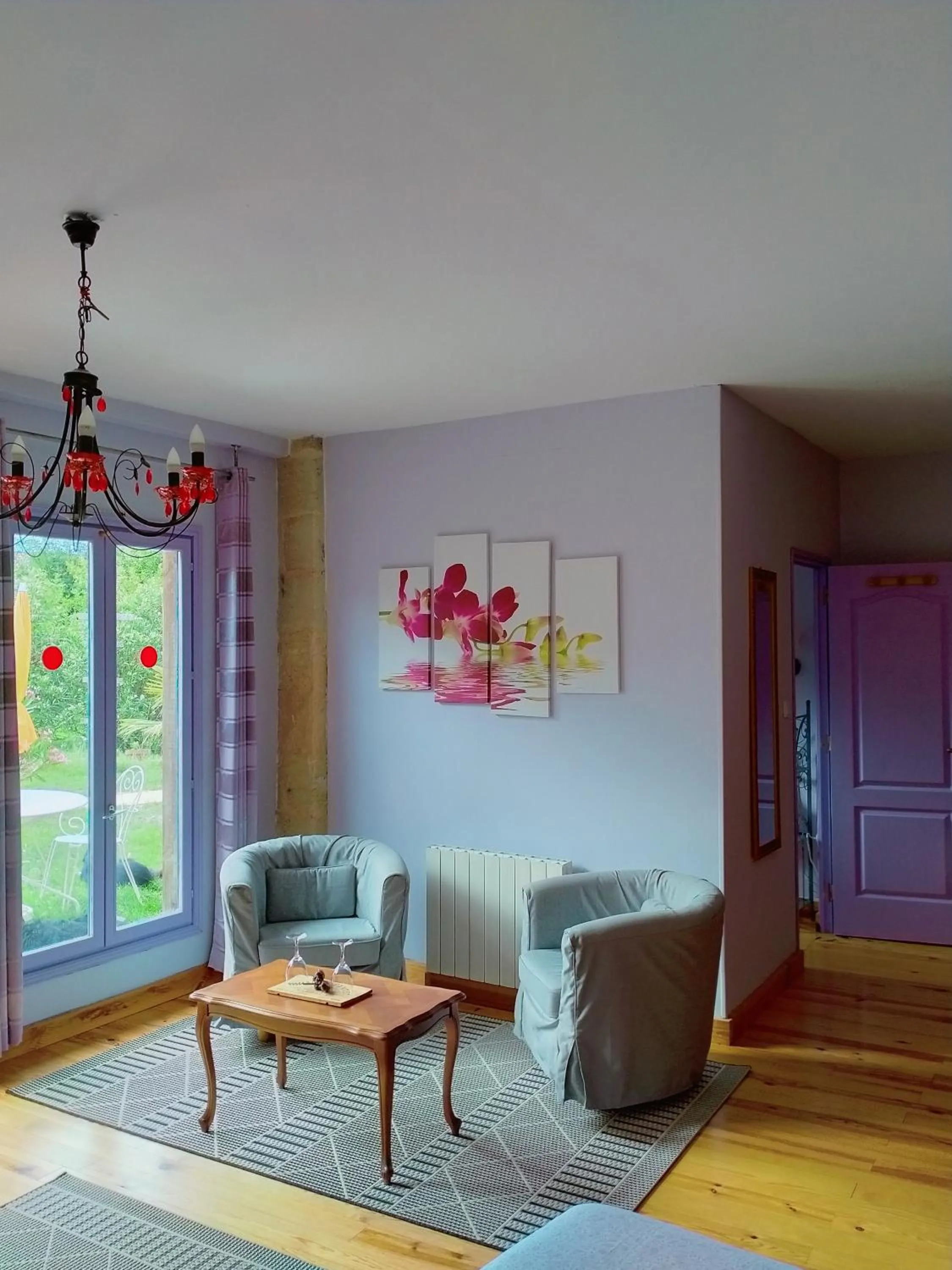 Seating area in La Cadournaise