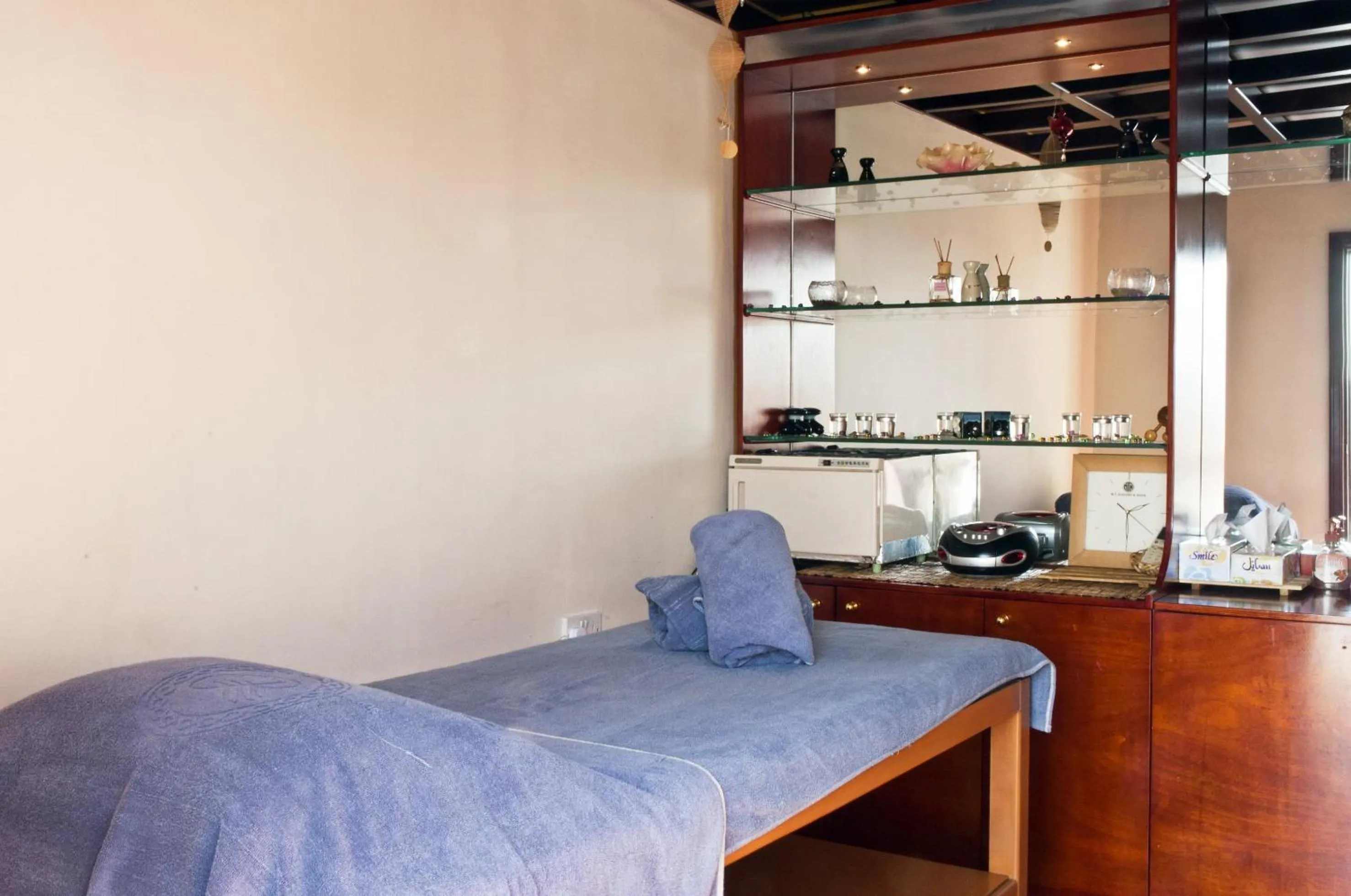 Spa and wellness centre/facilities, Bed in Ramee Royal Hotel