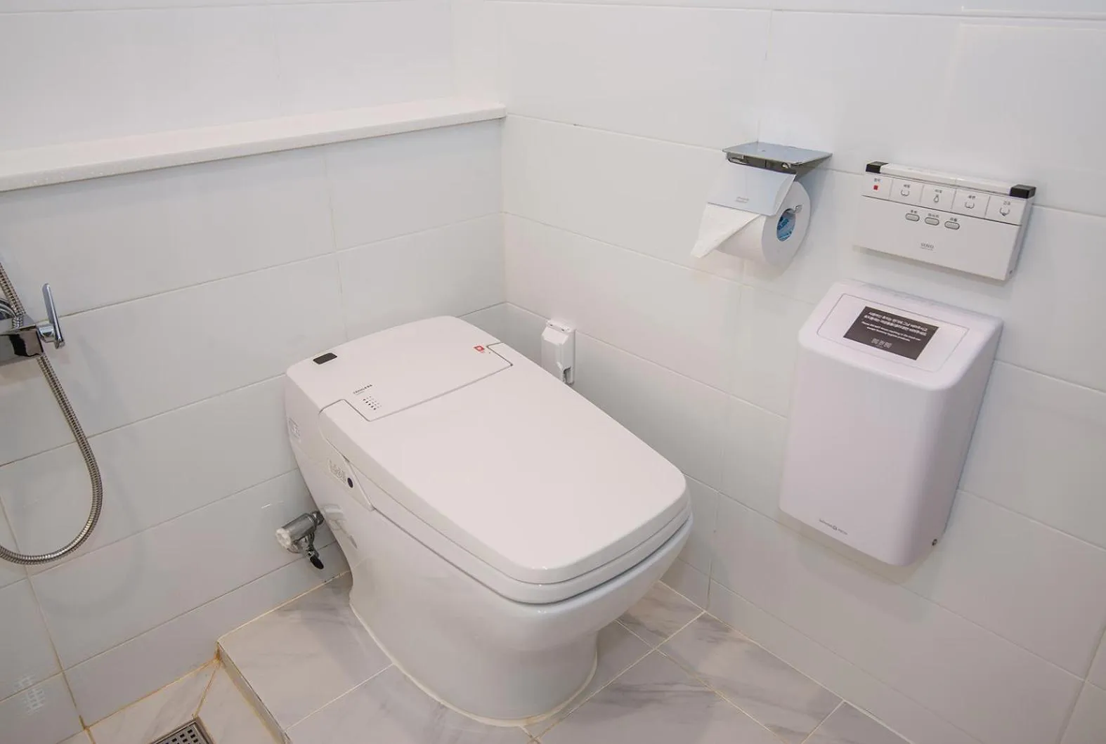 Toilet in BLO BY BLO HOTEL