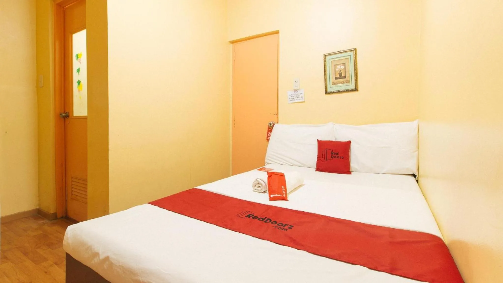 Photo of the whole room, Bed in RedDoorz near SM Batangas City