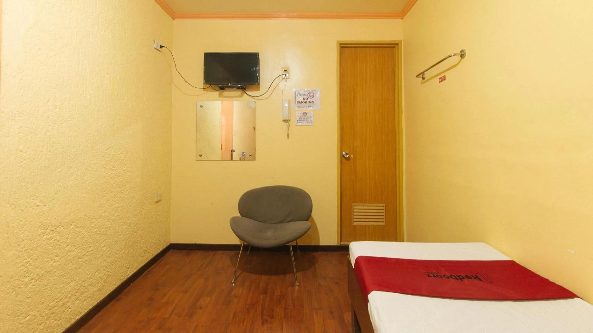 TV and multimedia, Bed in RedDoorz near SM Batangas City