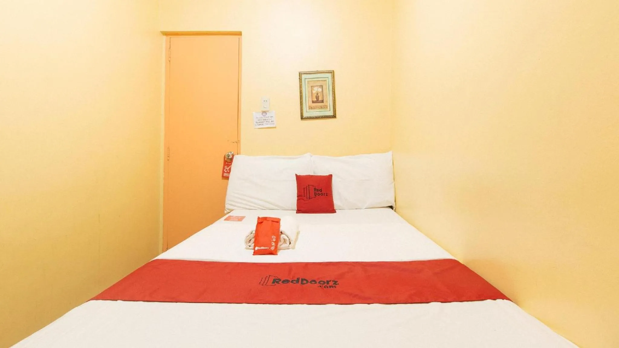 Bed in RedDoorz near SM Batangas City