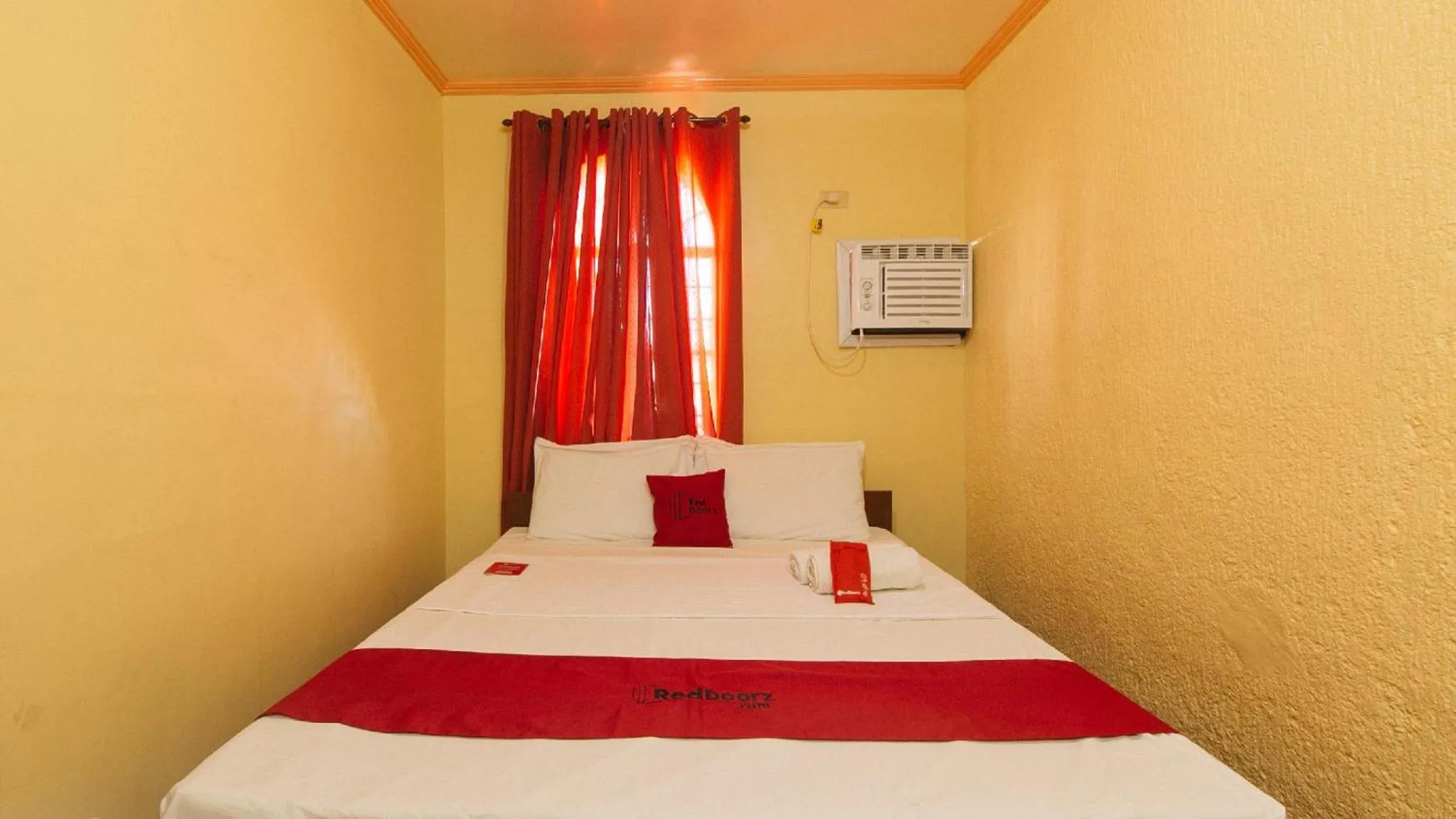 Bed in RedDoorz near SM Batangas City