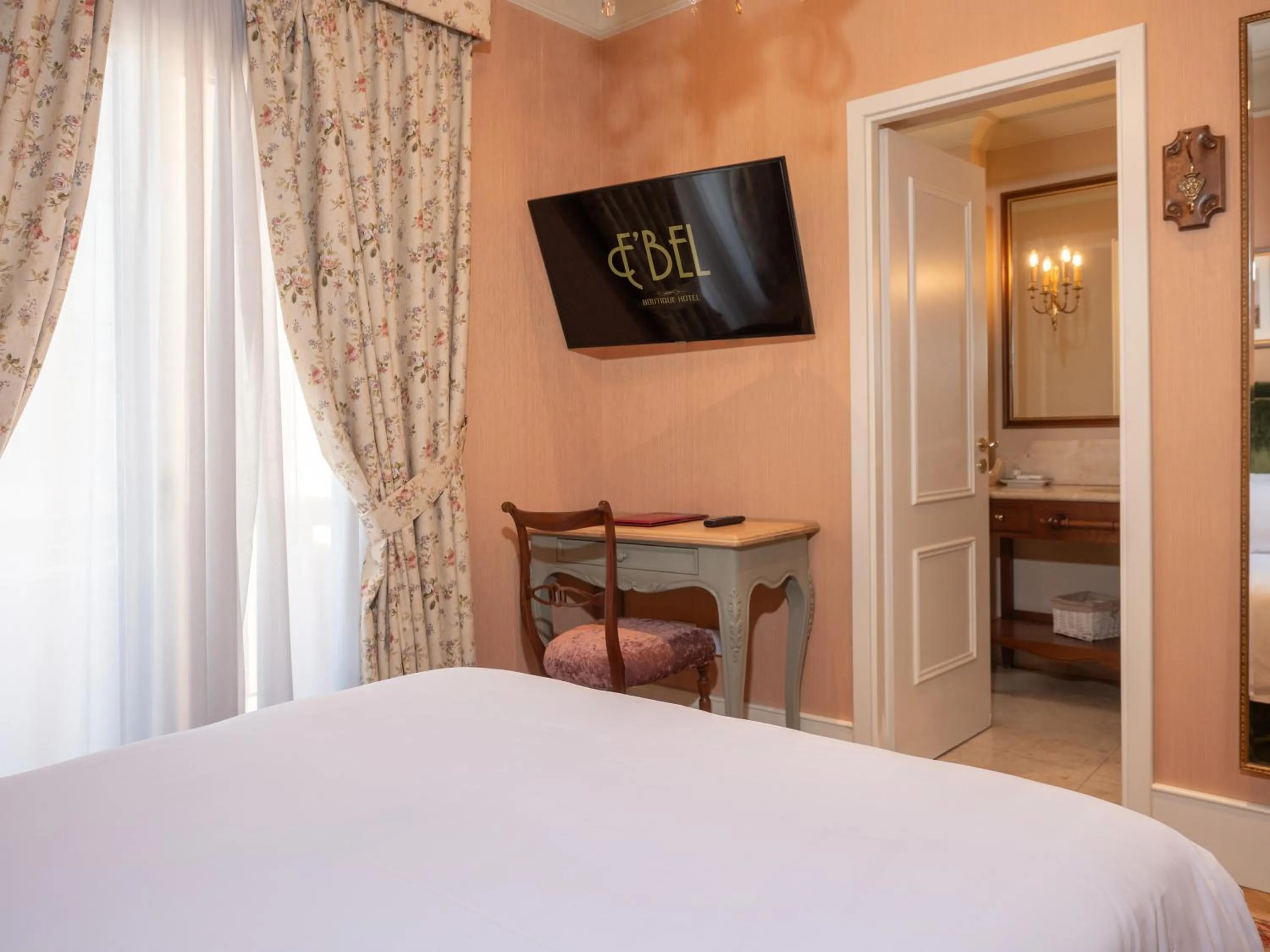 TV and multimedia, Bed in Ebel Boutique Hotel