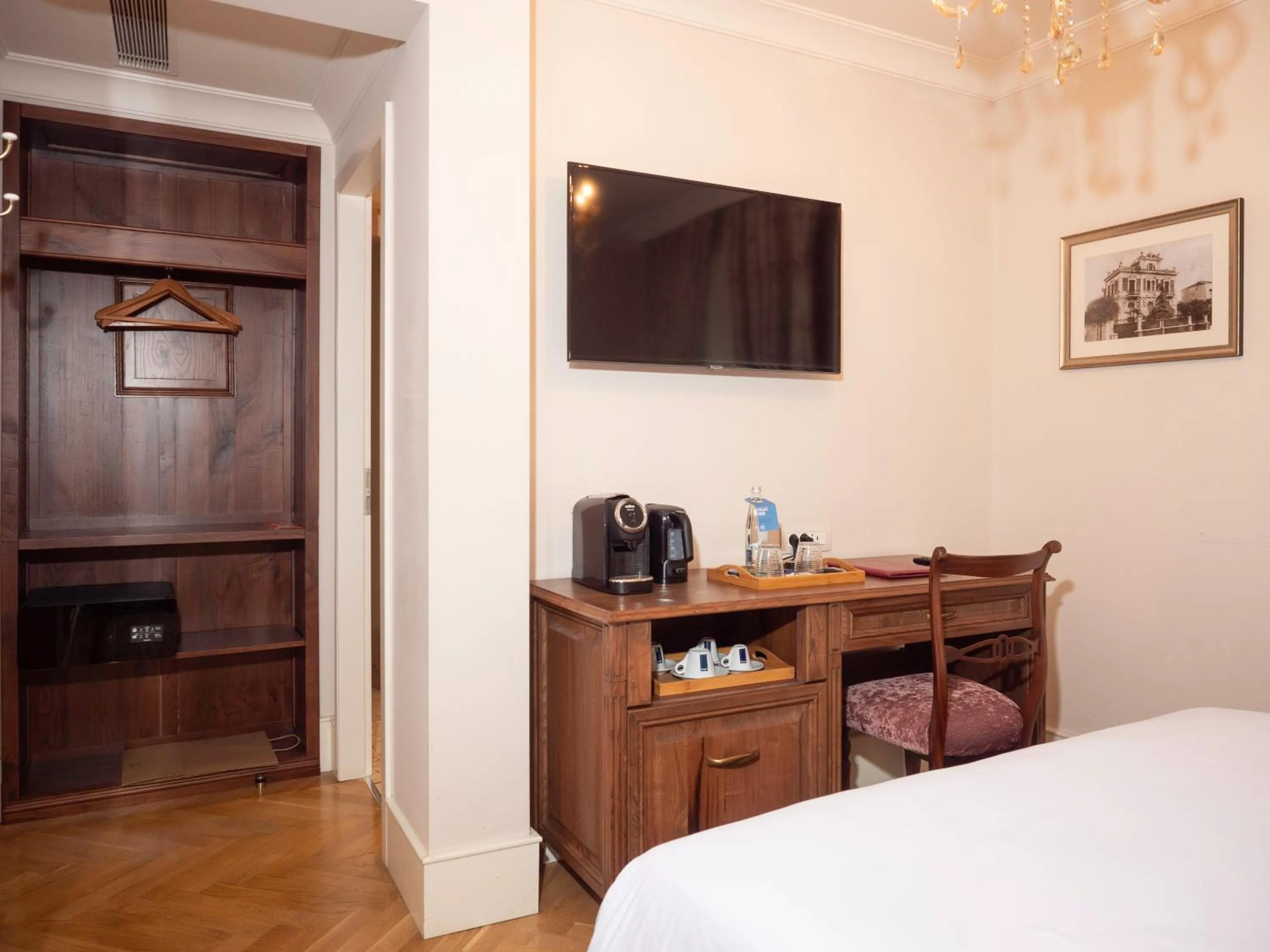 TV and multimedia, Bed in Ebel Boutique Hotel