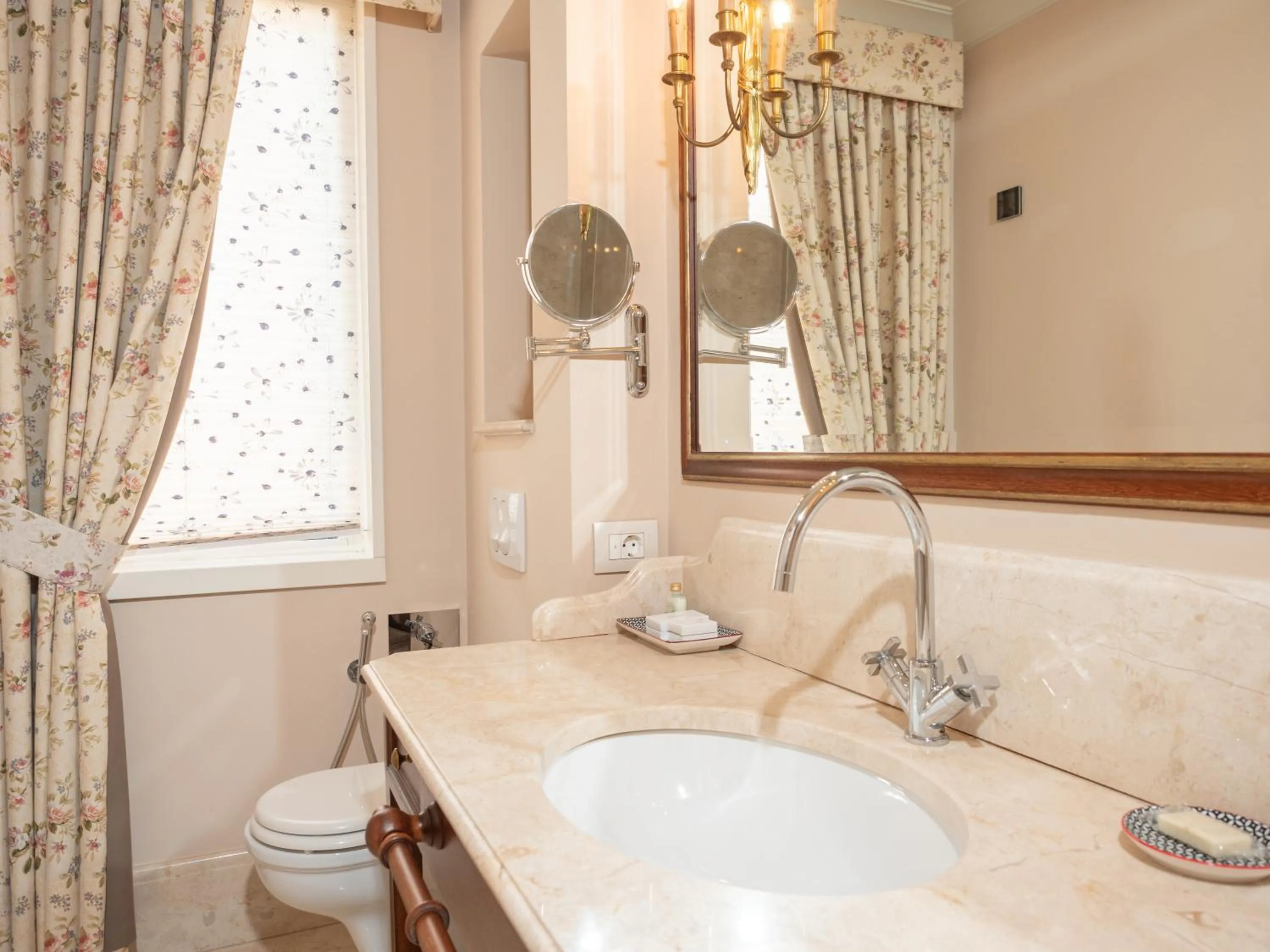 Toilet in Ebel Boutique Hotel