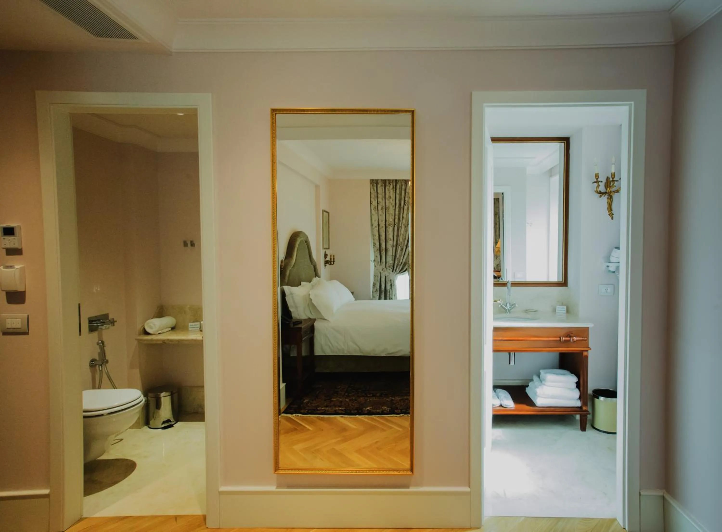 Bathroom, Bed in Ebel Boutique Hotel