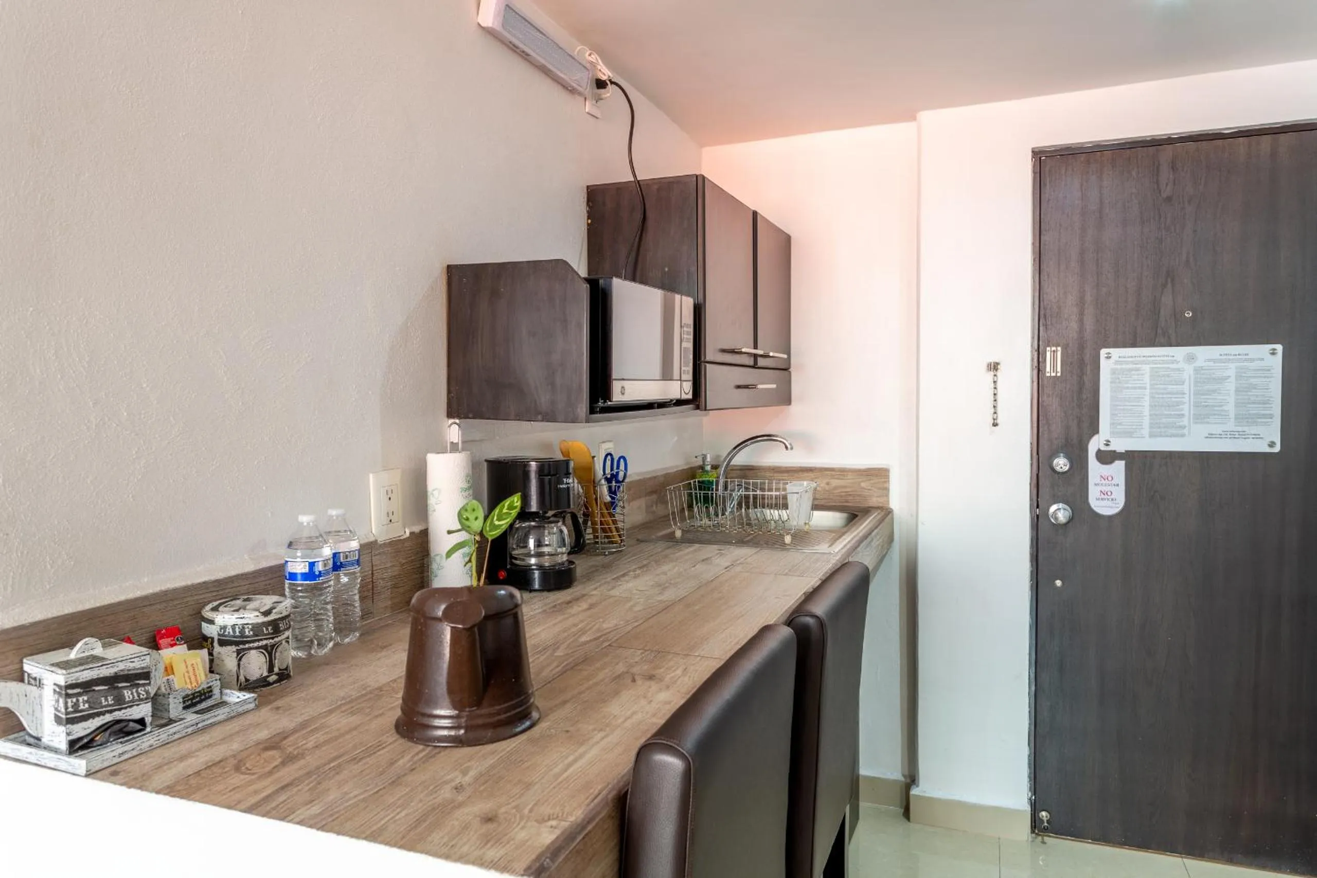 Coffee/tea facilities in Suites 259 Condesa