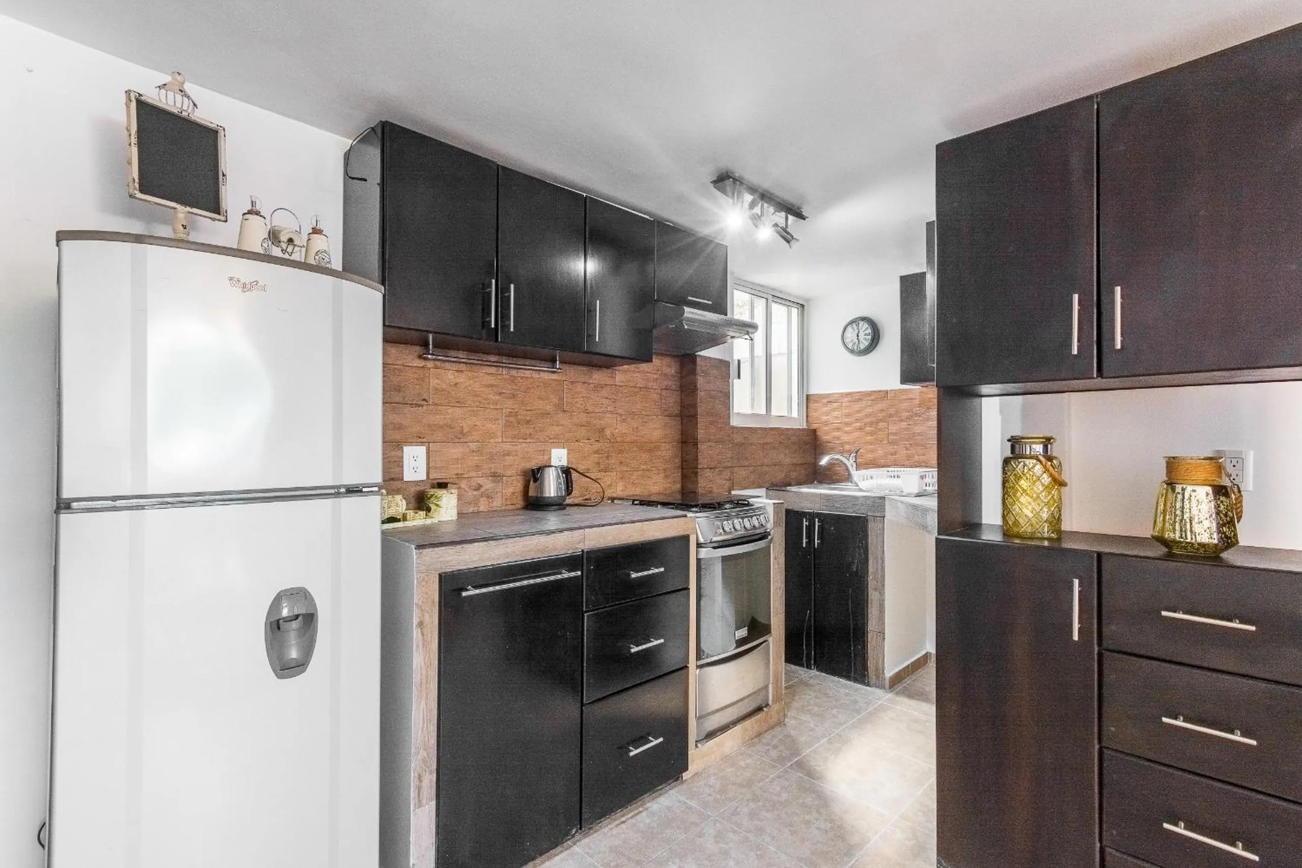 Coffee/tea facilities in Suites 259 Condesa