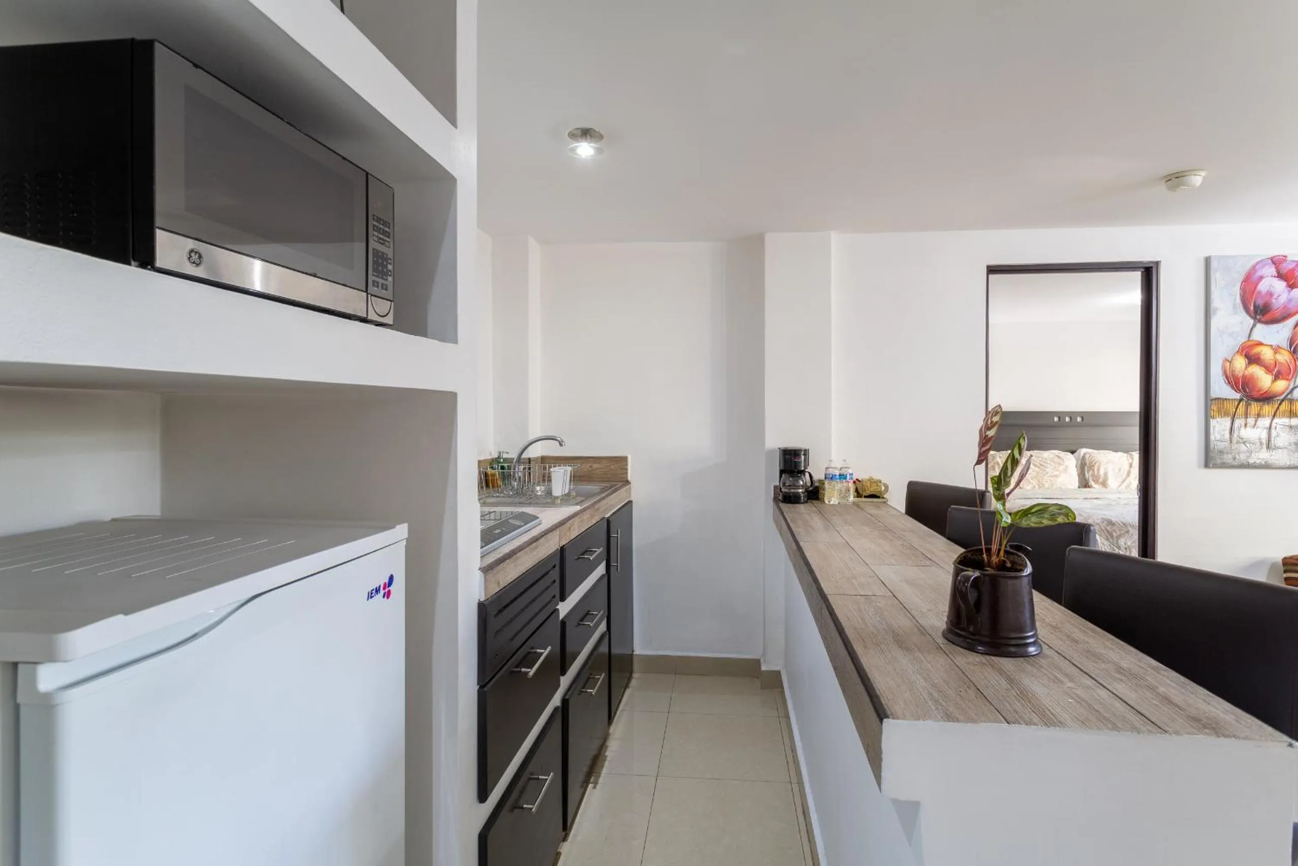 Coffee/tea facilities in Suites 259 Condesa