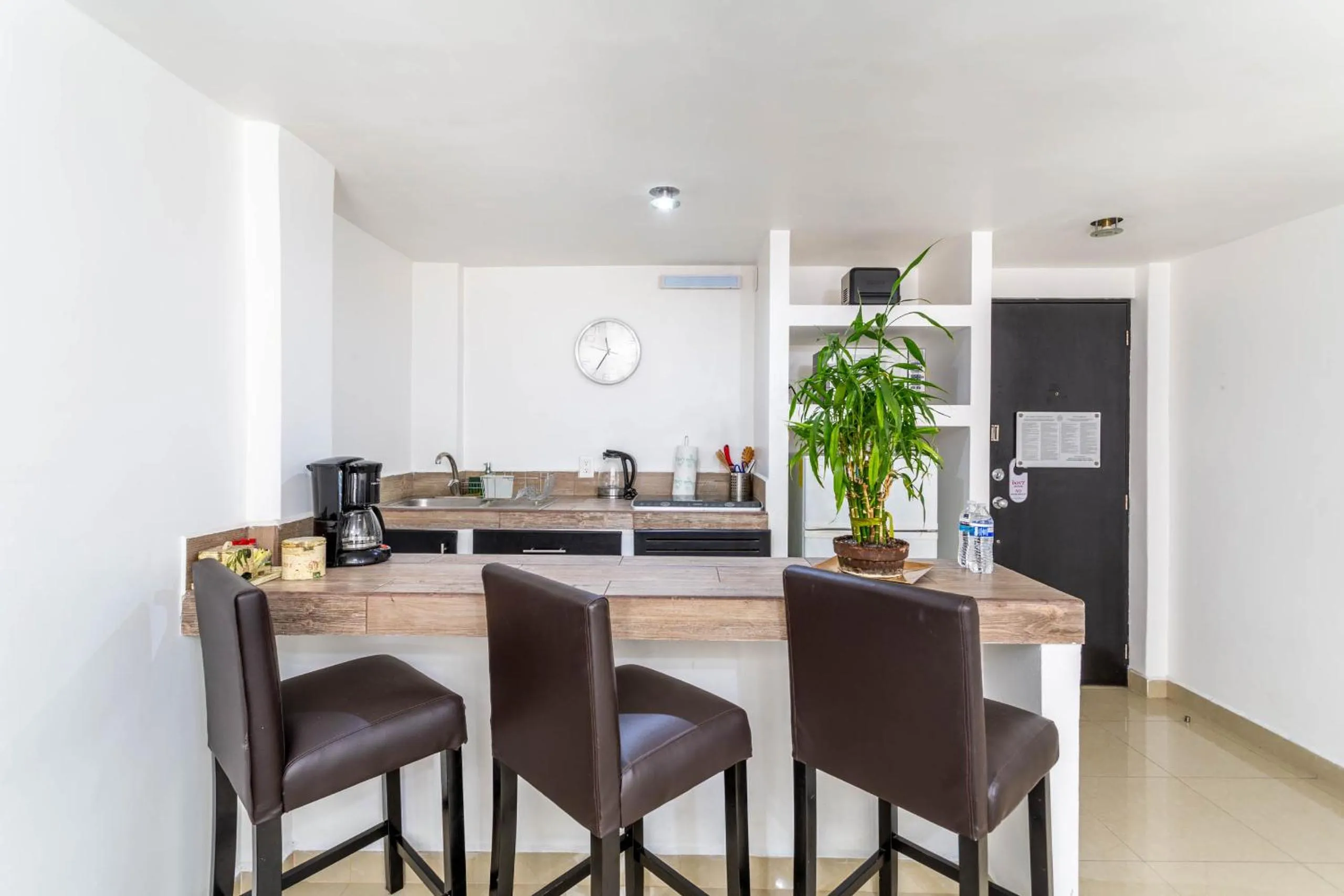 Coffee/tea facilities in Suites 259 Condesa