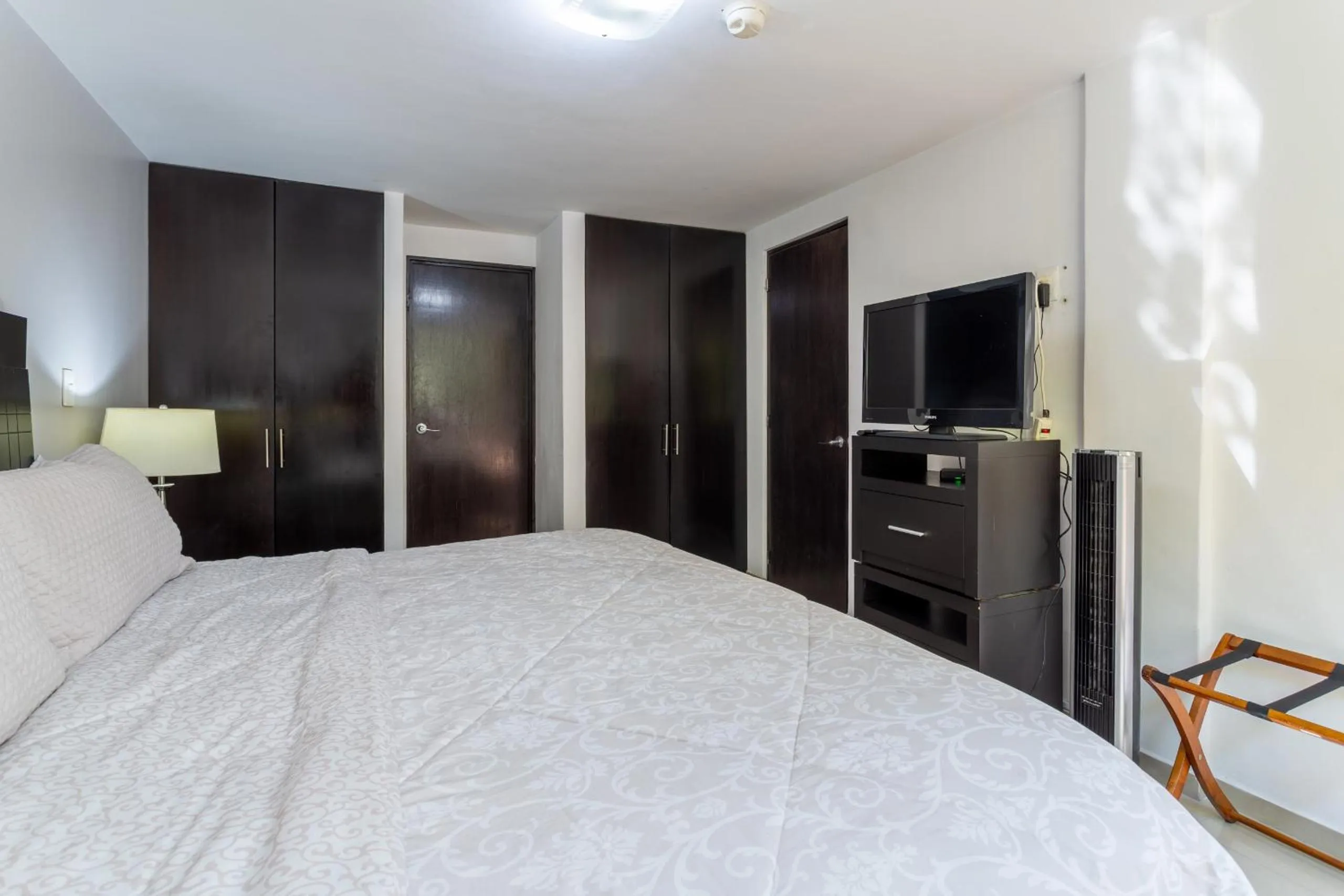 Communal lounge/ TV room, Bed in Suites 259 Condesa