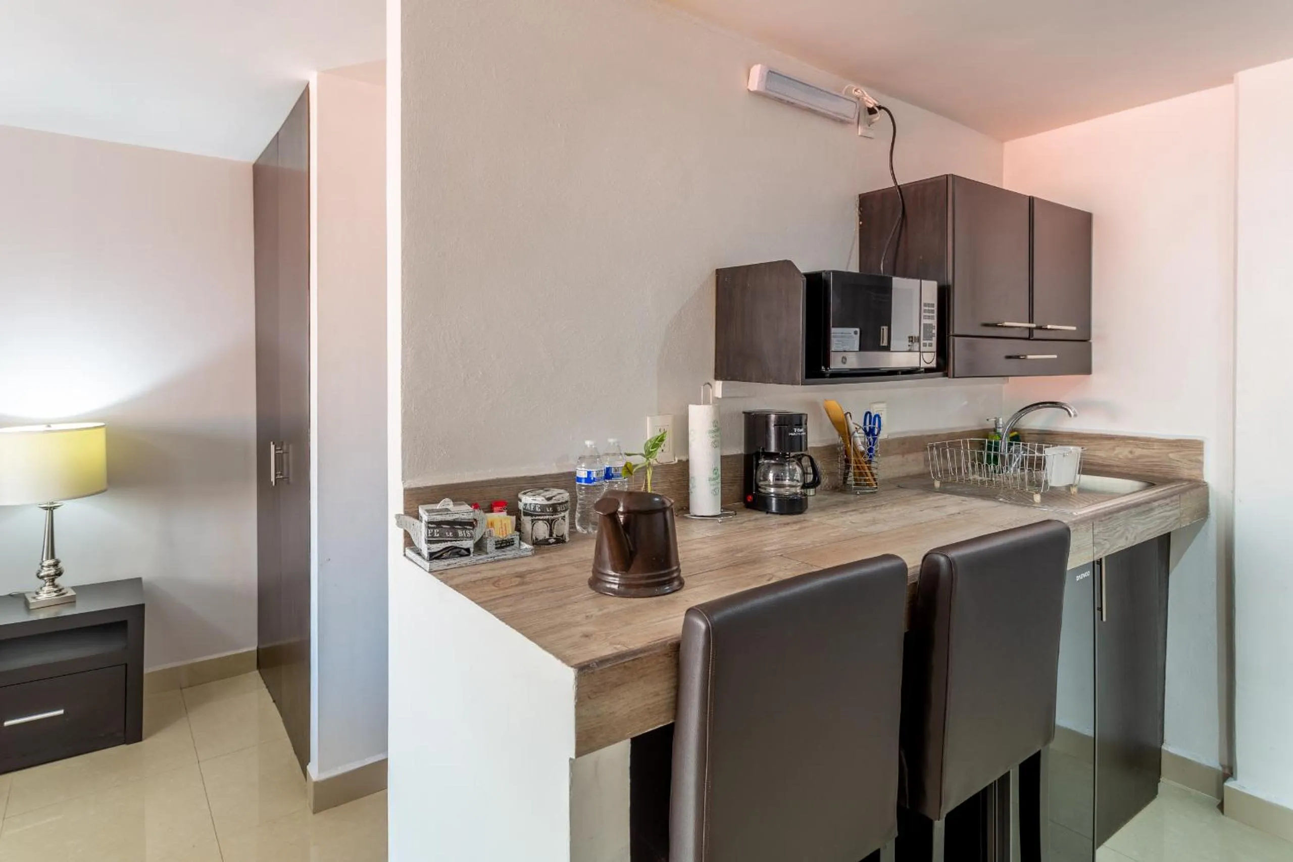 Coffee/tea facilities in Suites 259 Condesa