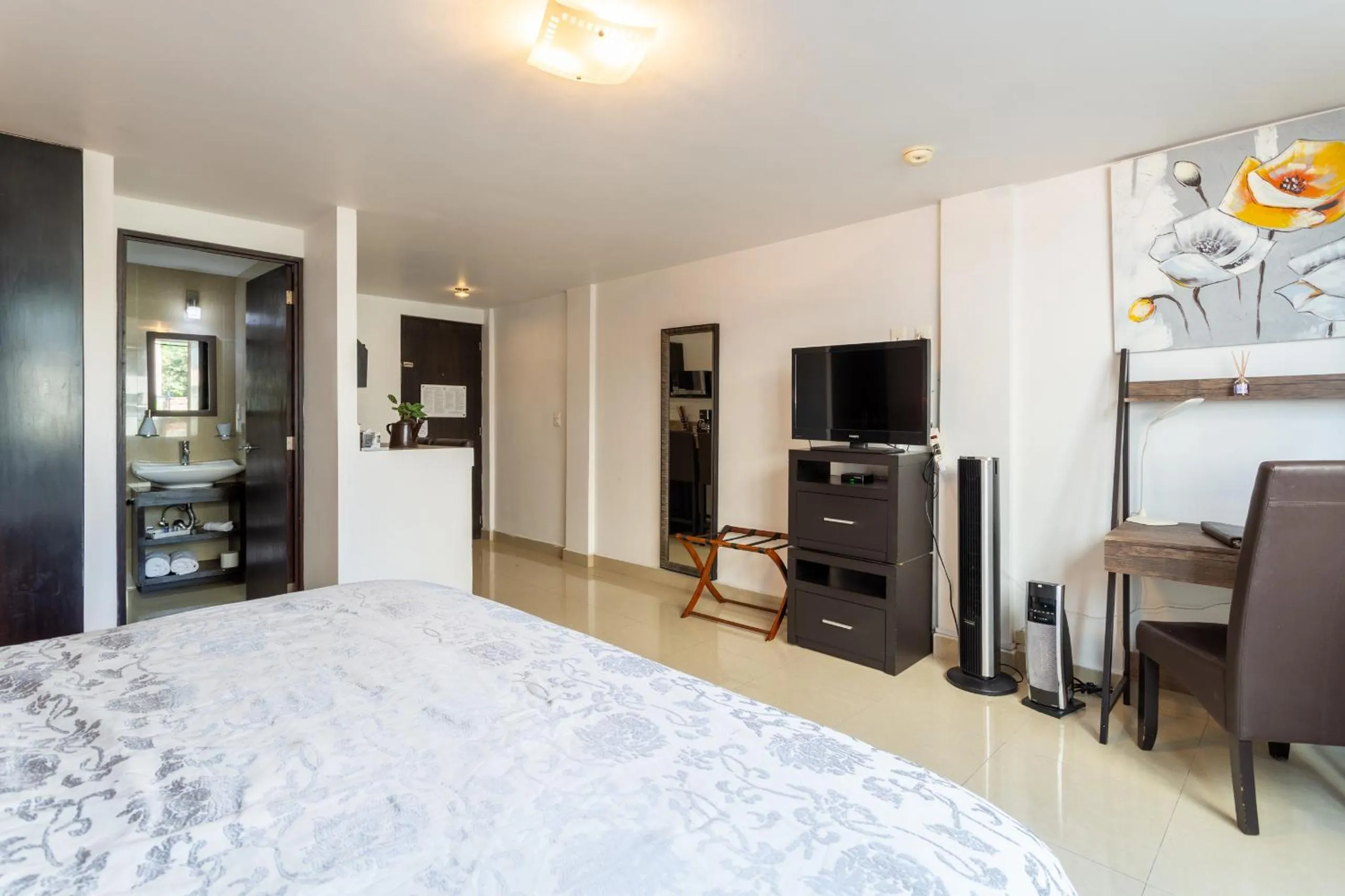 Toilet, Bed in Suites 259 Condesa