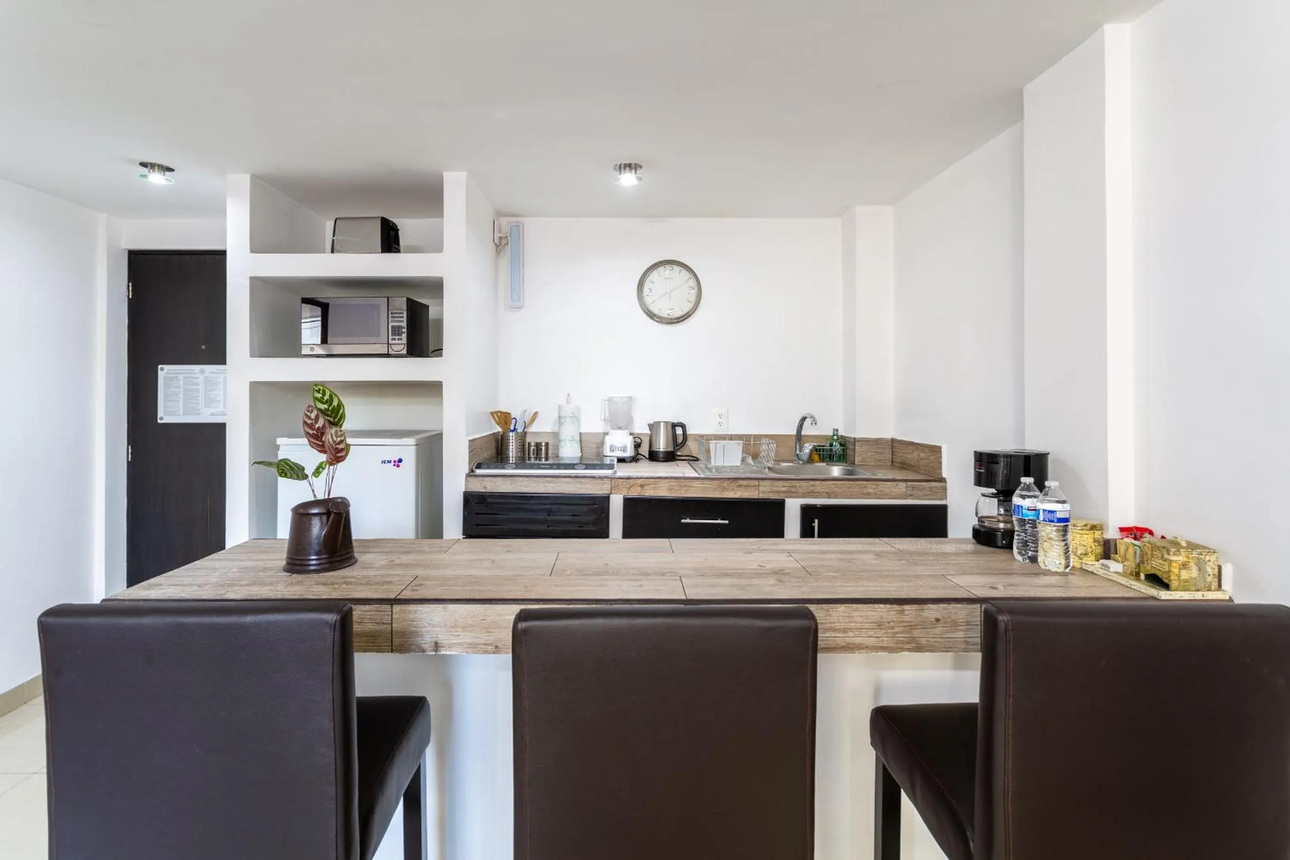 Coffee/tea facilities in Suites 259 Condesa